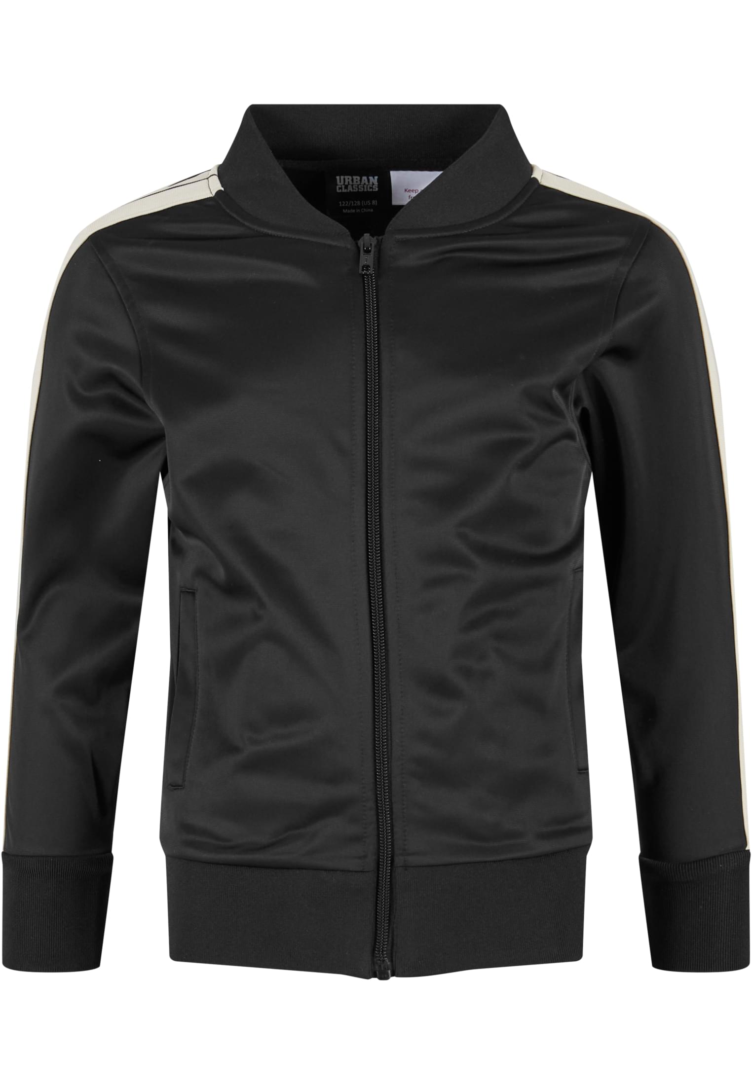 Framsidan av en svart tennisjacka för pojkar med vita ränder över axlarna och dragkedja.