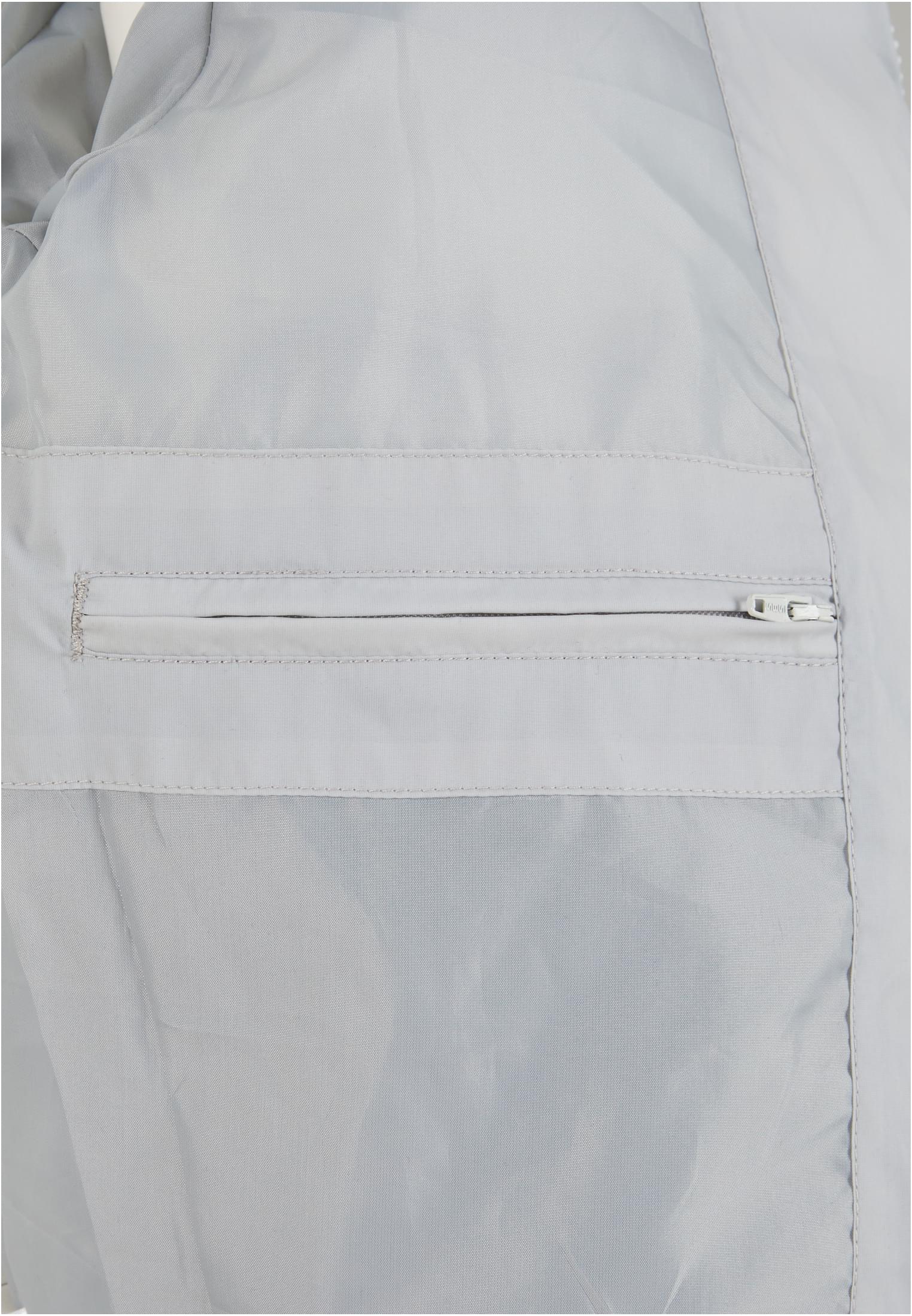 Närbild på den gråa UC Boys Basic Bubble-jackans ficka med dragkedja.