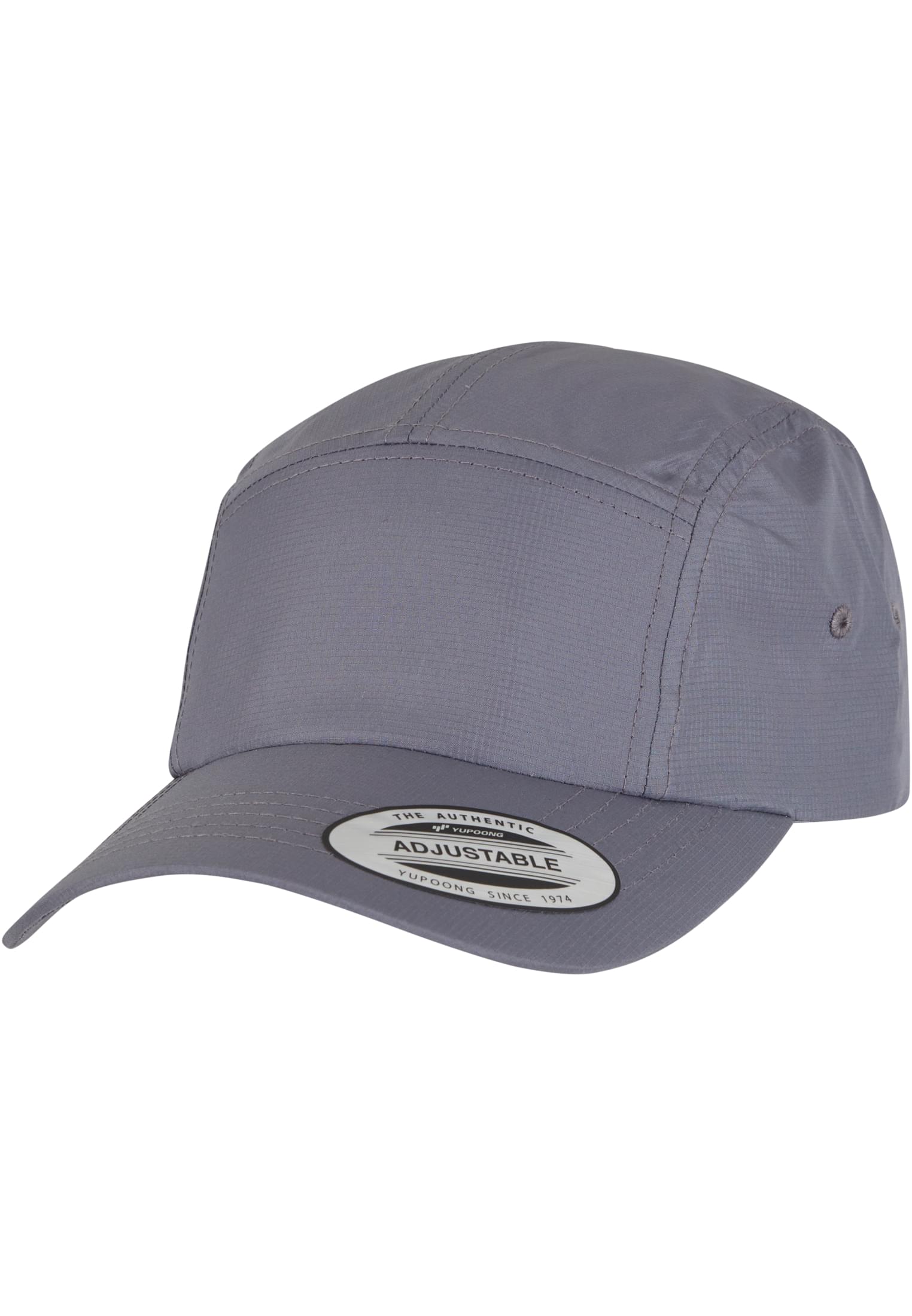 En grå Jokey-keps mot en vit bakgrund.