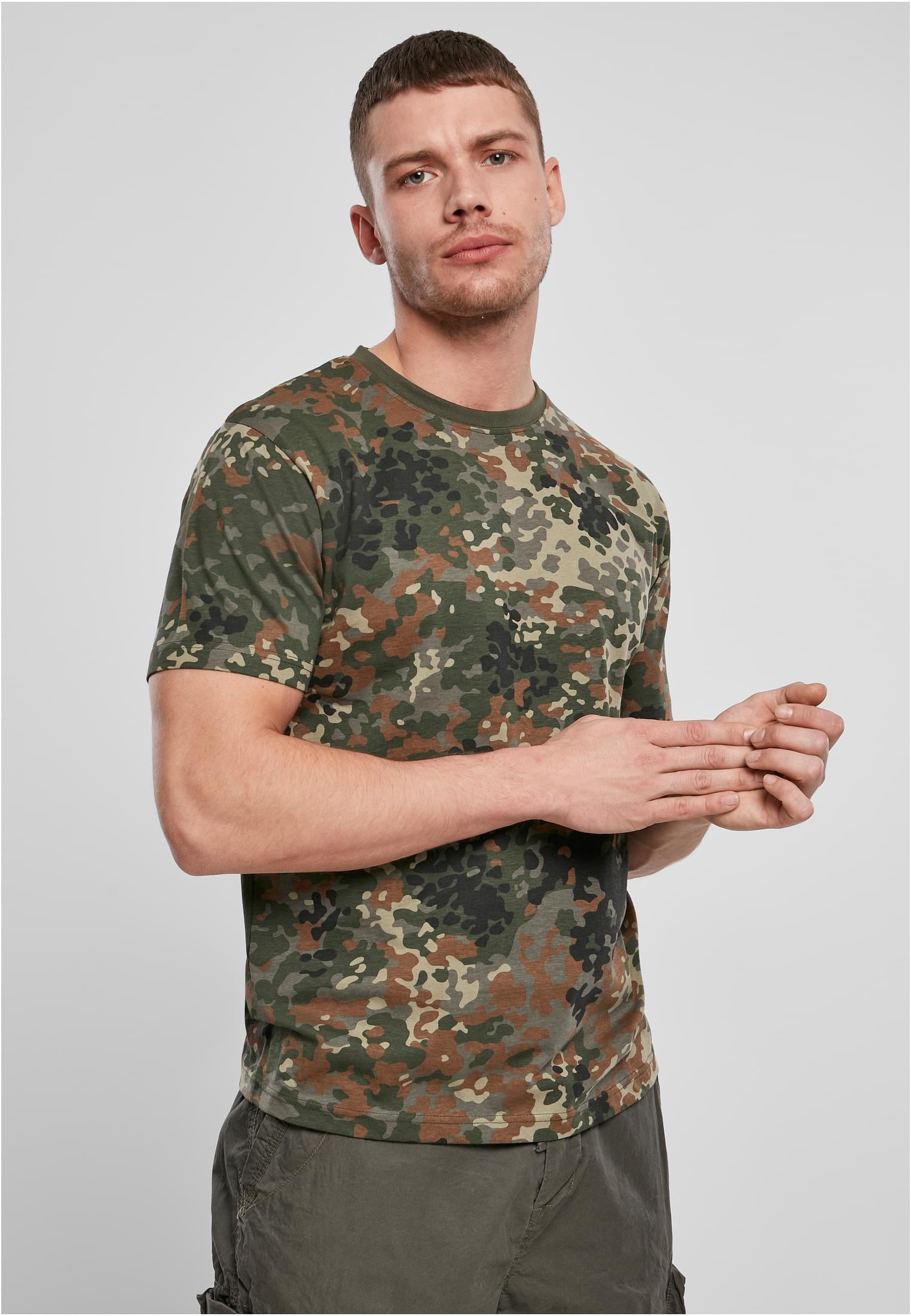 En manlig modell bär en kamouflagemönstrad Brandit Premium t-shirt.