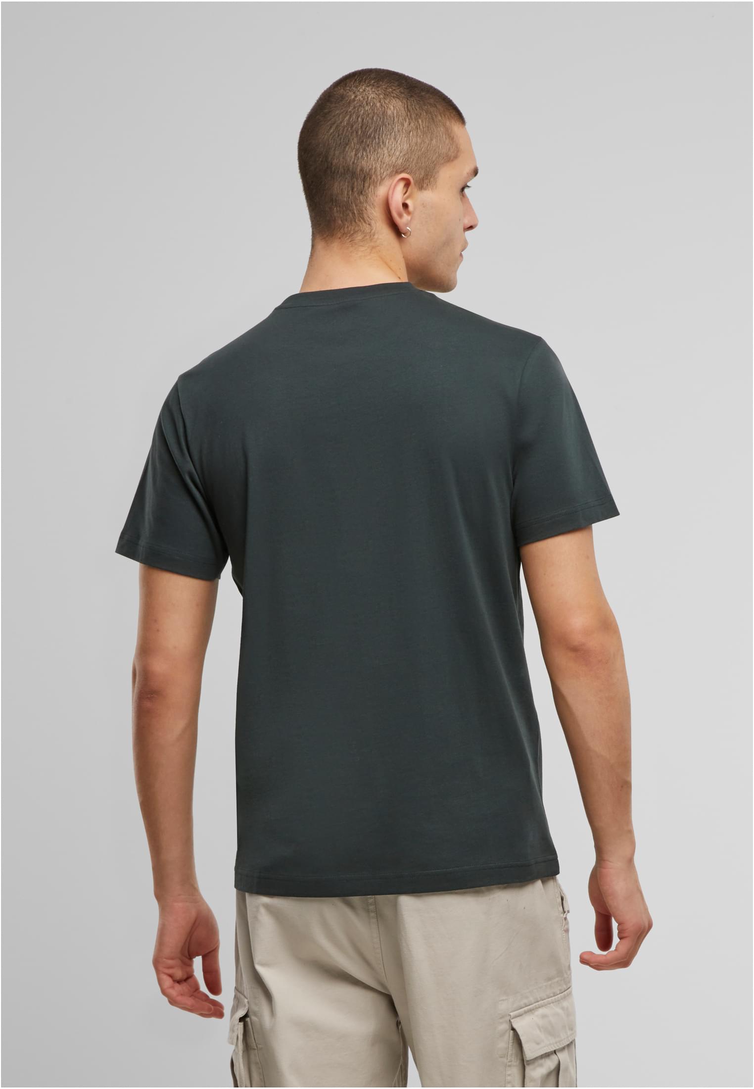 Manlig modell sedd bakifrån som bär en flaskgrön Brandit Premium T-shirt.