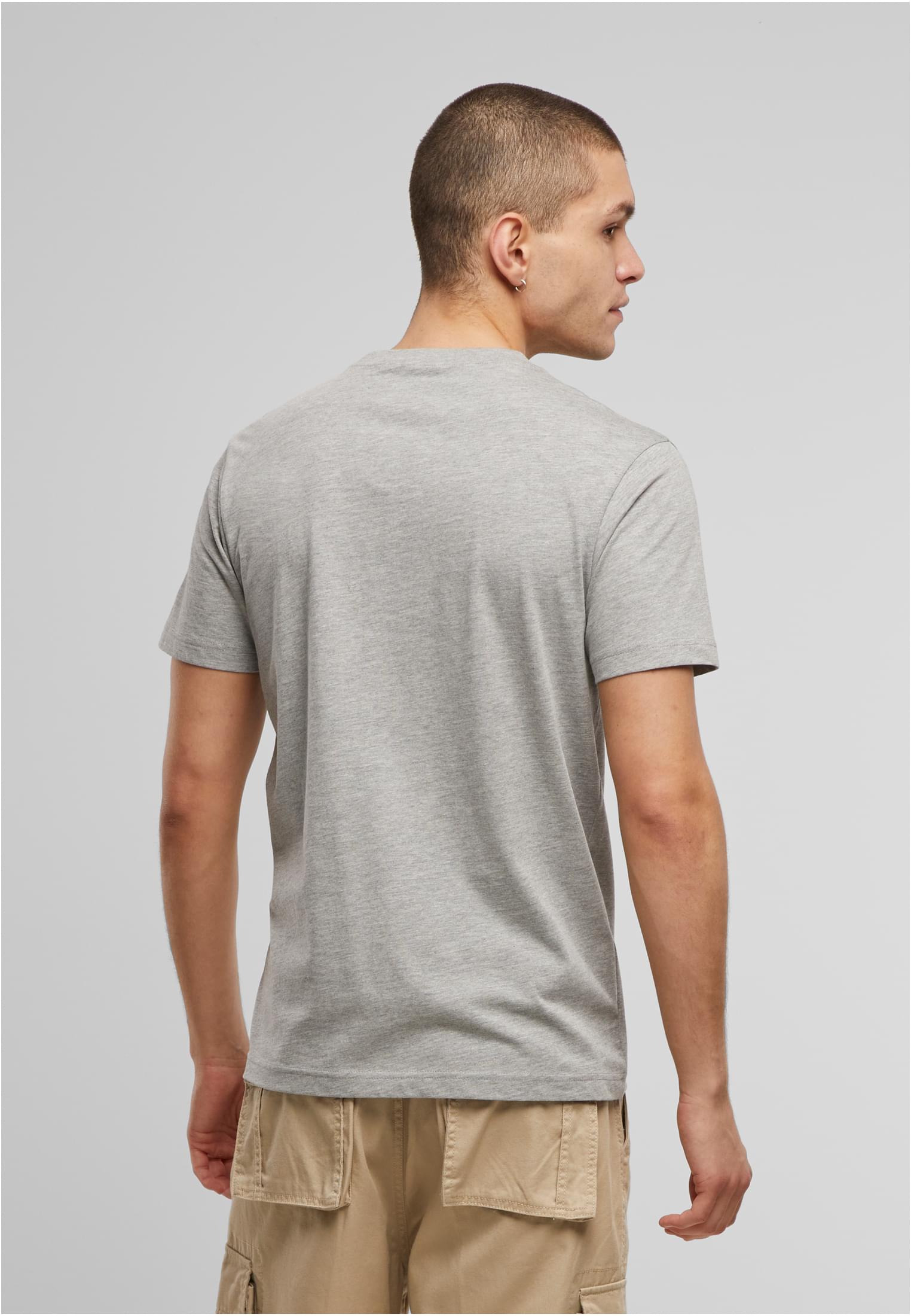 En manlig modell visar baksidan av den flaskgröna Brandit Premium Shirt.