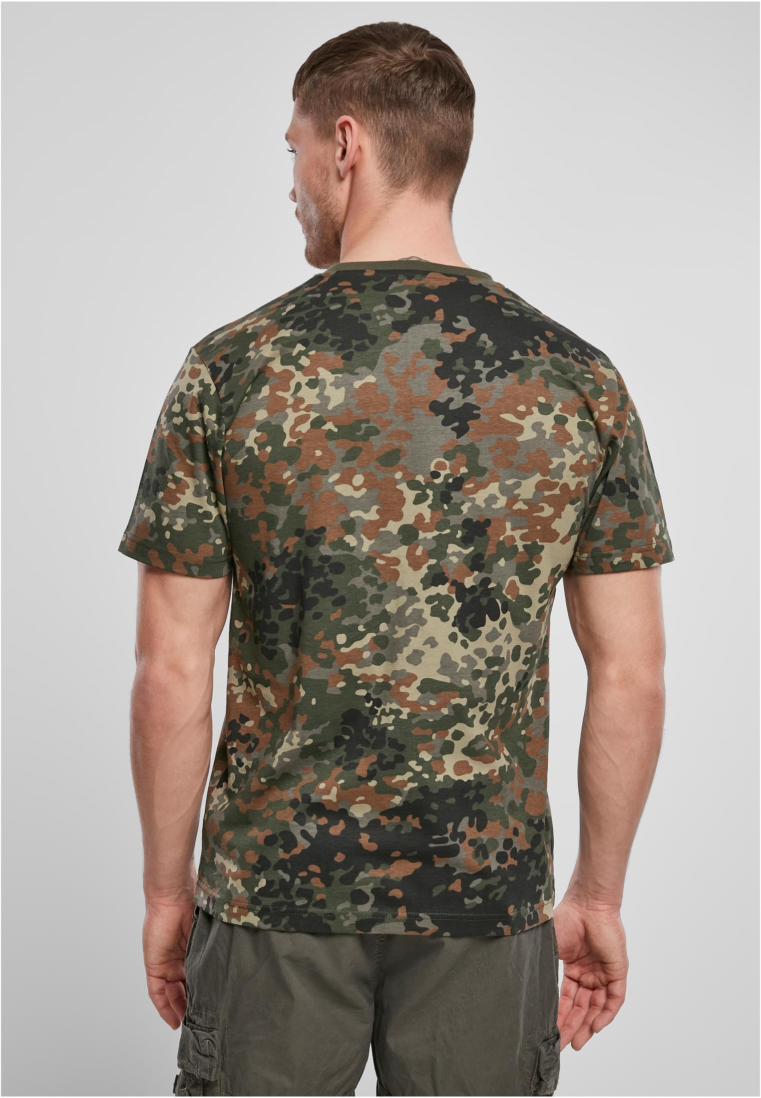 Baksidan av en manlig modell som bär en kamouflagemönstrad Brandit Premium Shirt.