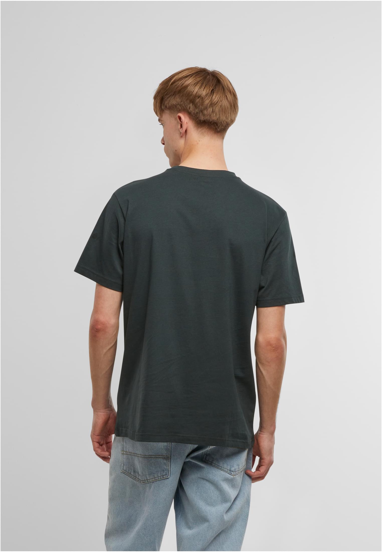 En man sedd bakifrån som bär en mörkgrön B Premium Shirt från Brandit.