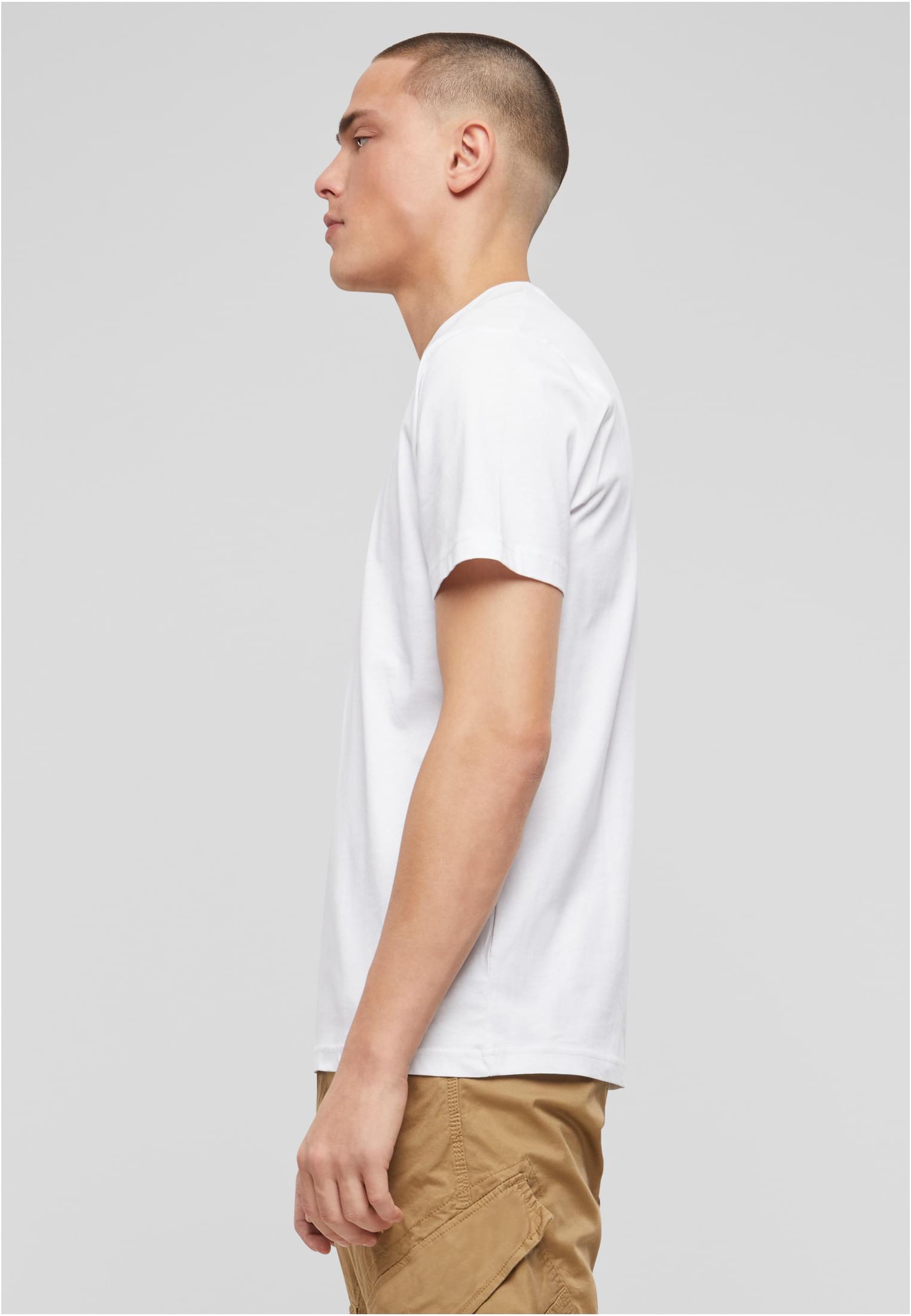 Sidovy av en man som bär en vit Brandit Premium Shirt.