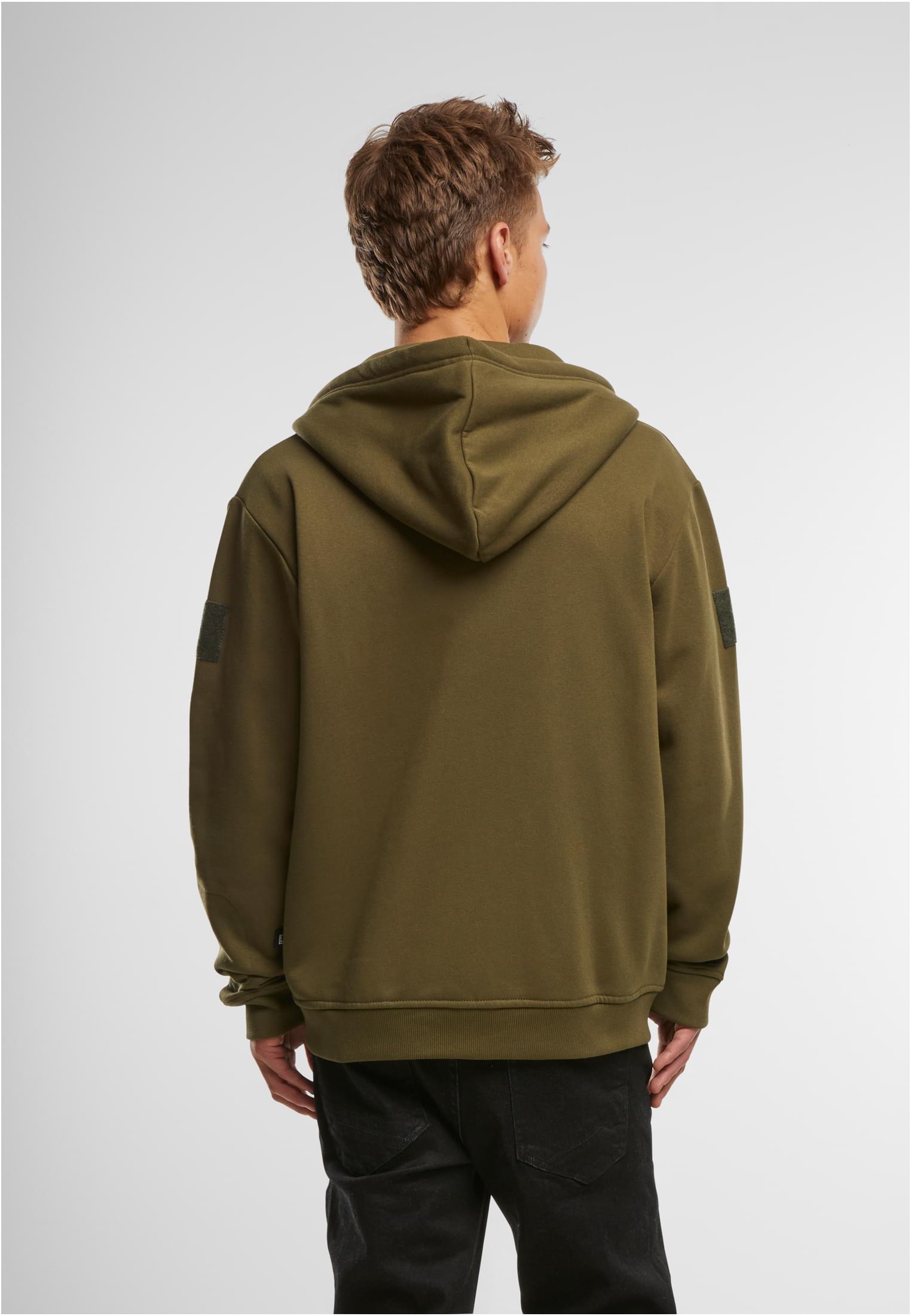 Baksidan av en man som bär en olivgrön B Tactical Sweat Jacket.
