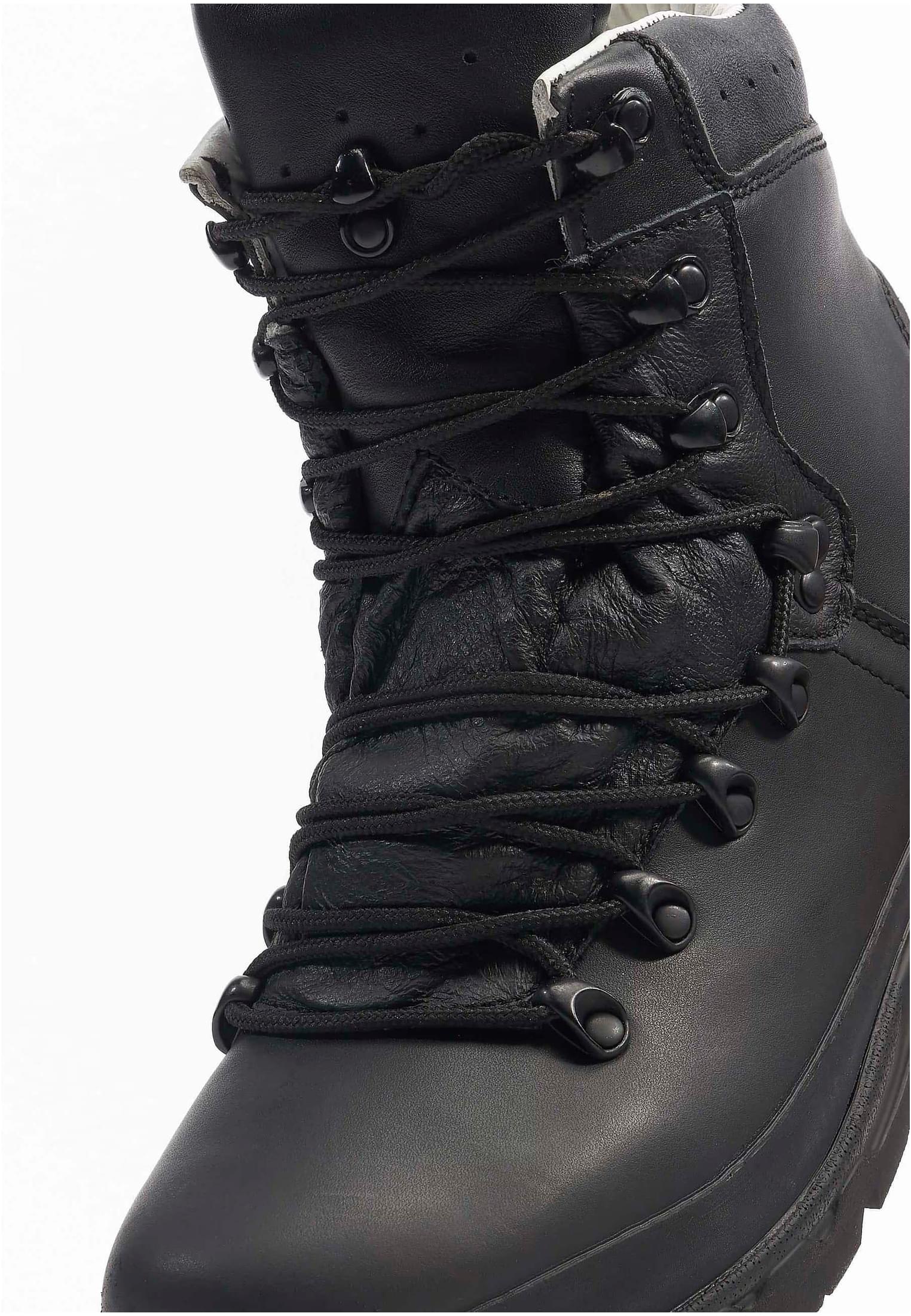 B BW Mountain Boots