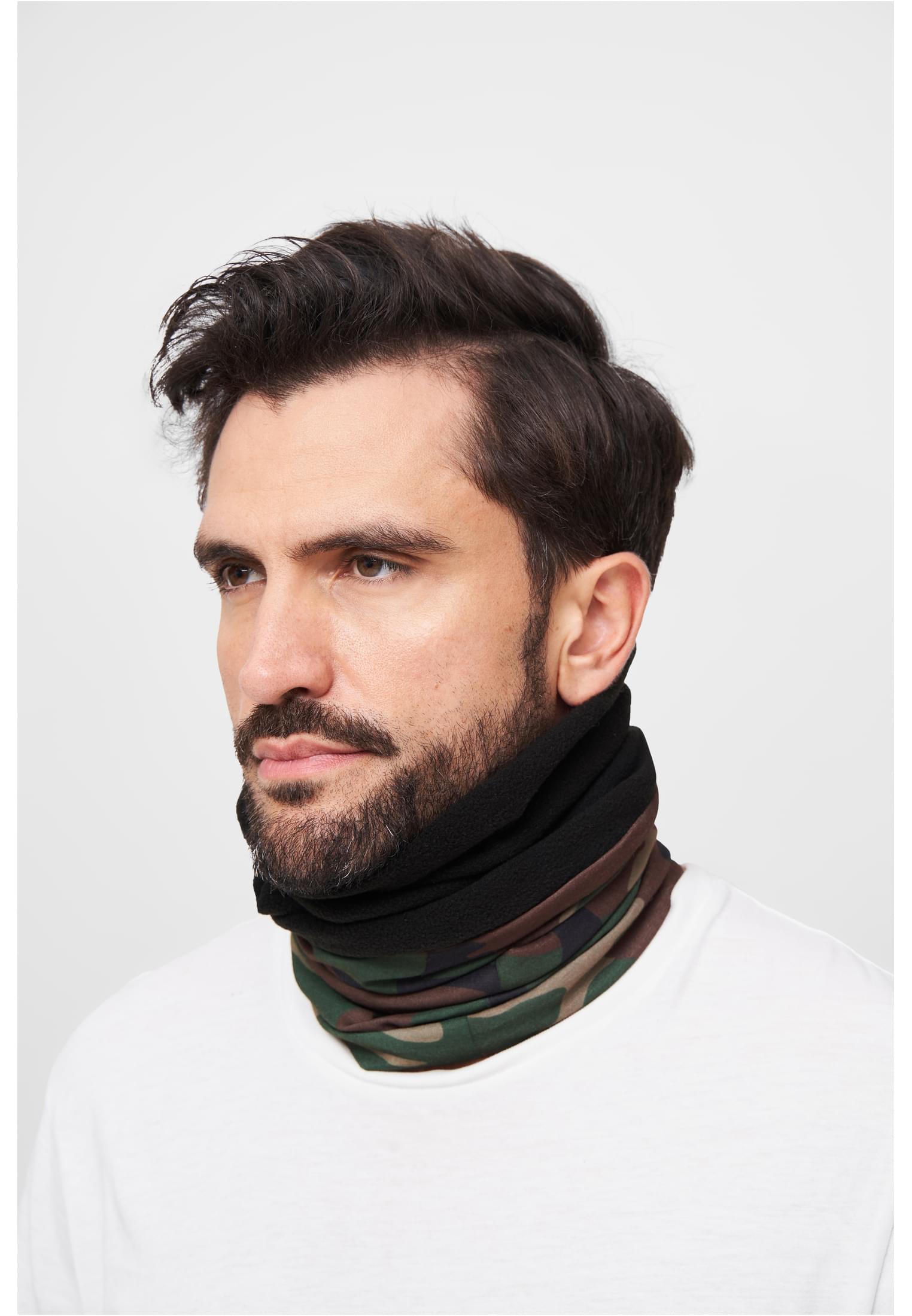 En man bär en kamouflagemönstrad och svart fleechalsduk.