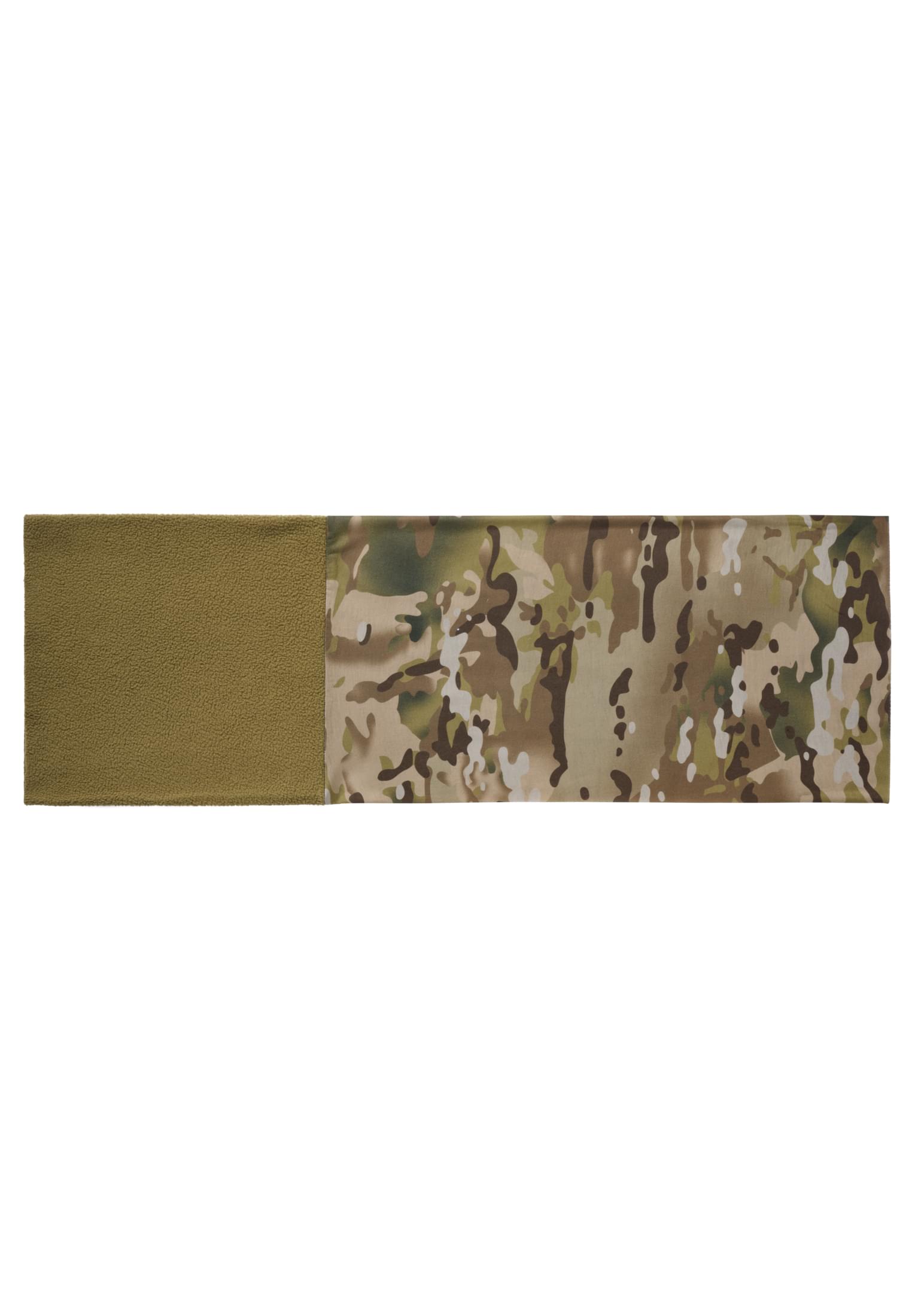 En multifunktionell loophalsduk med en olivgrön fleecedel och en kamouflagemönstrad del, utlagd plant.