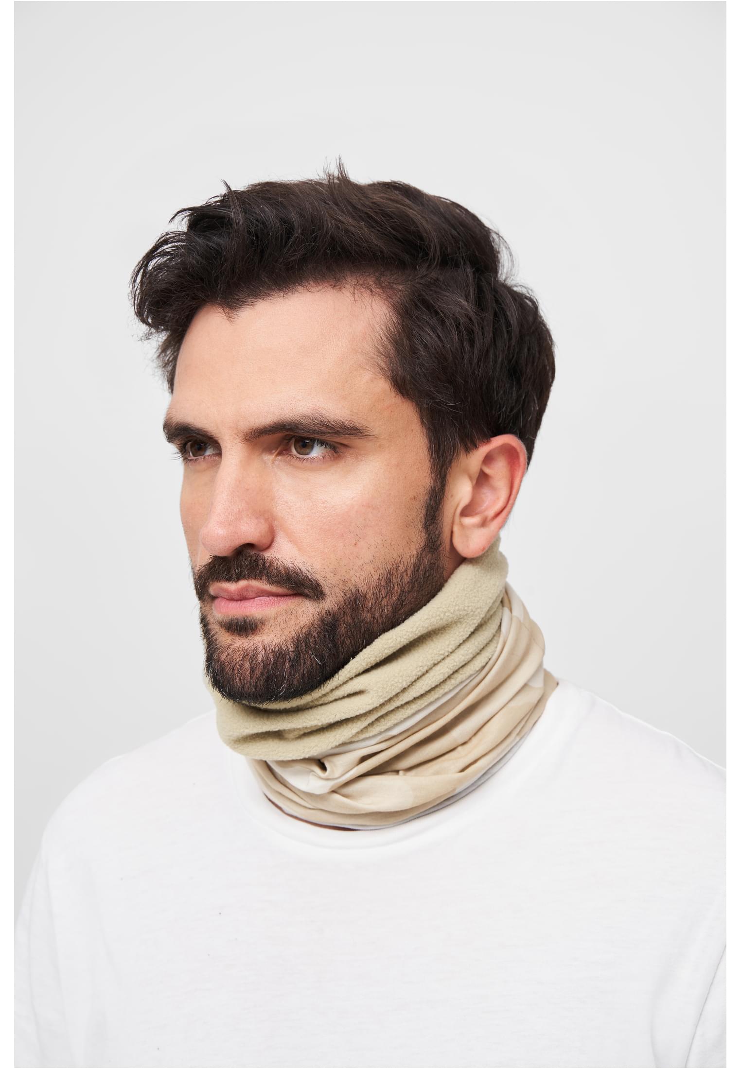 En man bär en beige kamouflagemönstrad loophalsduk i fleece.