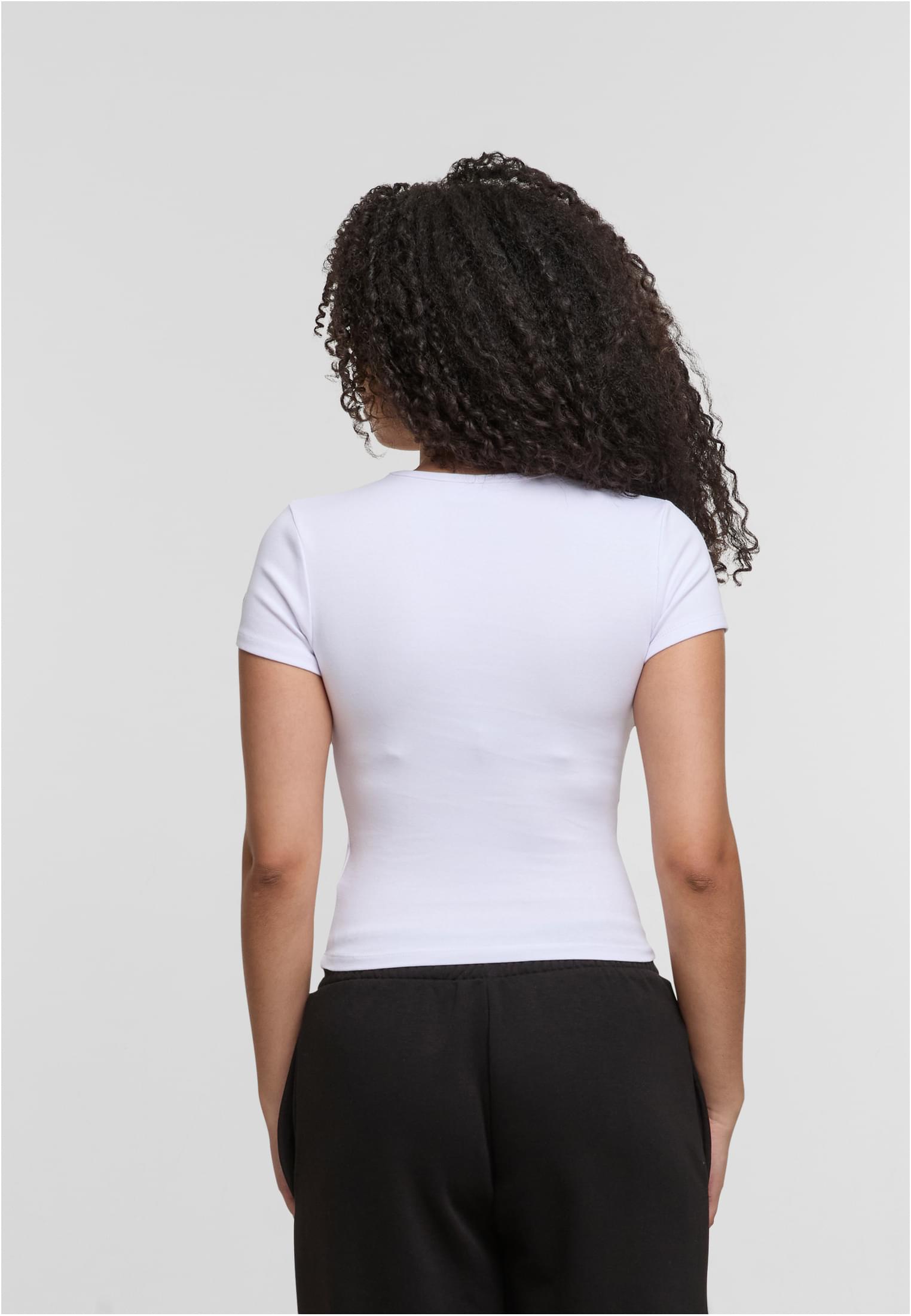 En kvinna visar baksidan av en vit DEF Relax T-shirt.