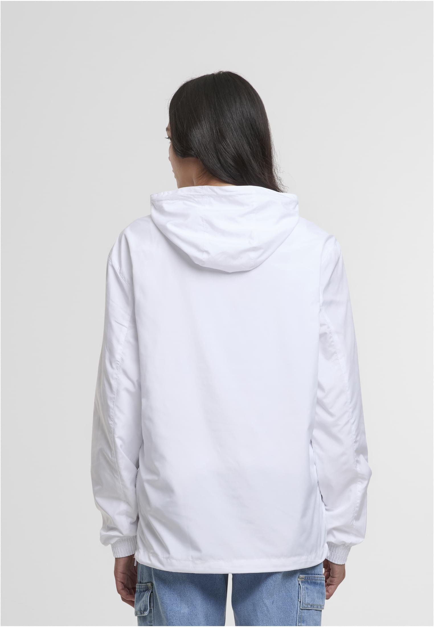 En kvinna visar baksidan av en vit MT Think Different Basic Pull Over Jacket.