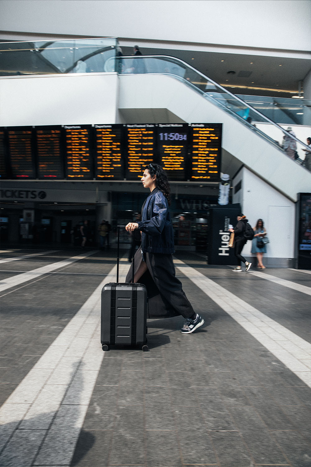 Db Ramverk Pro Check-in Luggage Large - Hlboko čierna