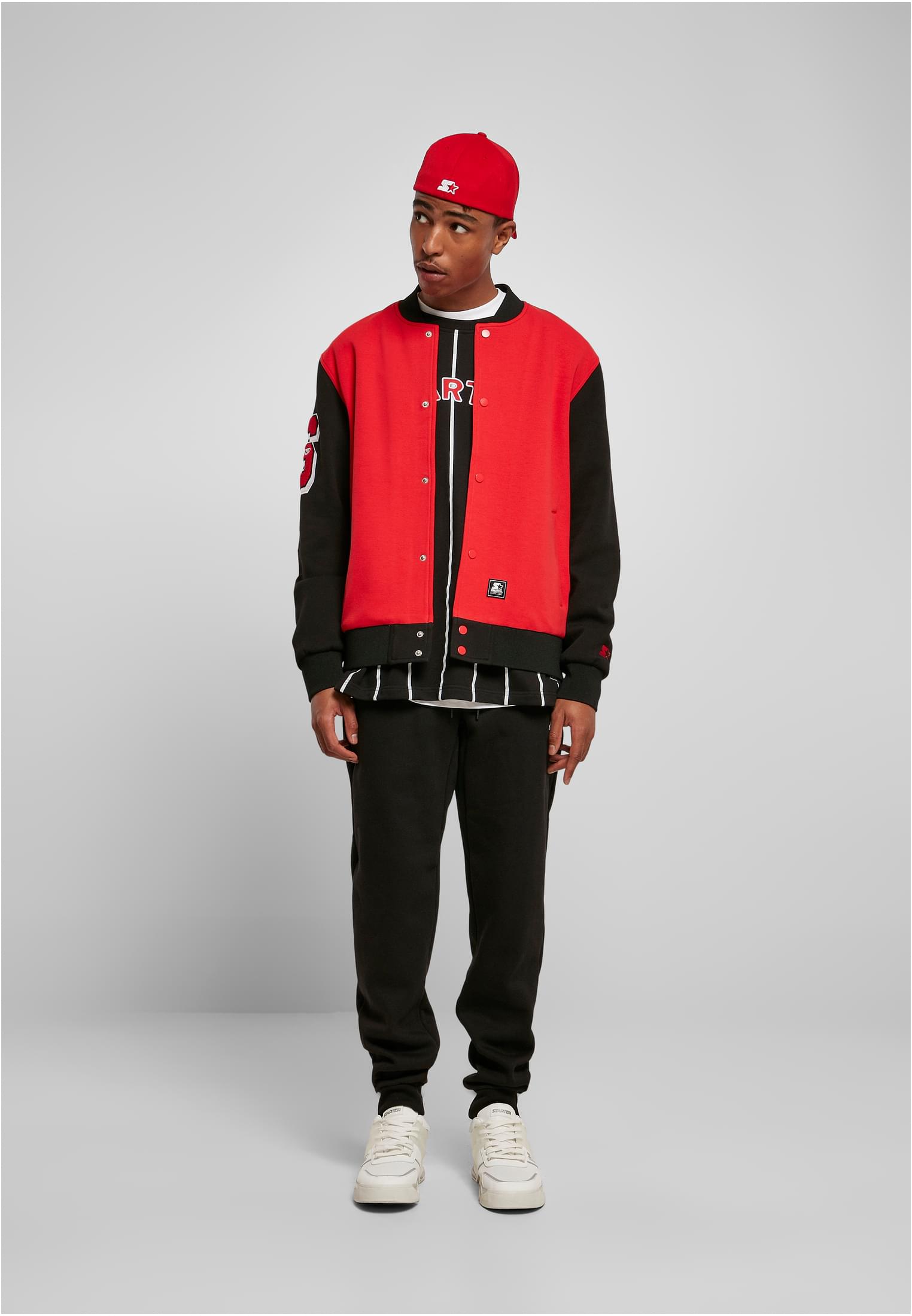 En manlig modell visar framsidan av SBL 71 College Jacket i rött och svart.