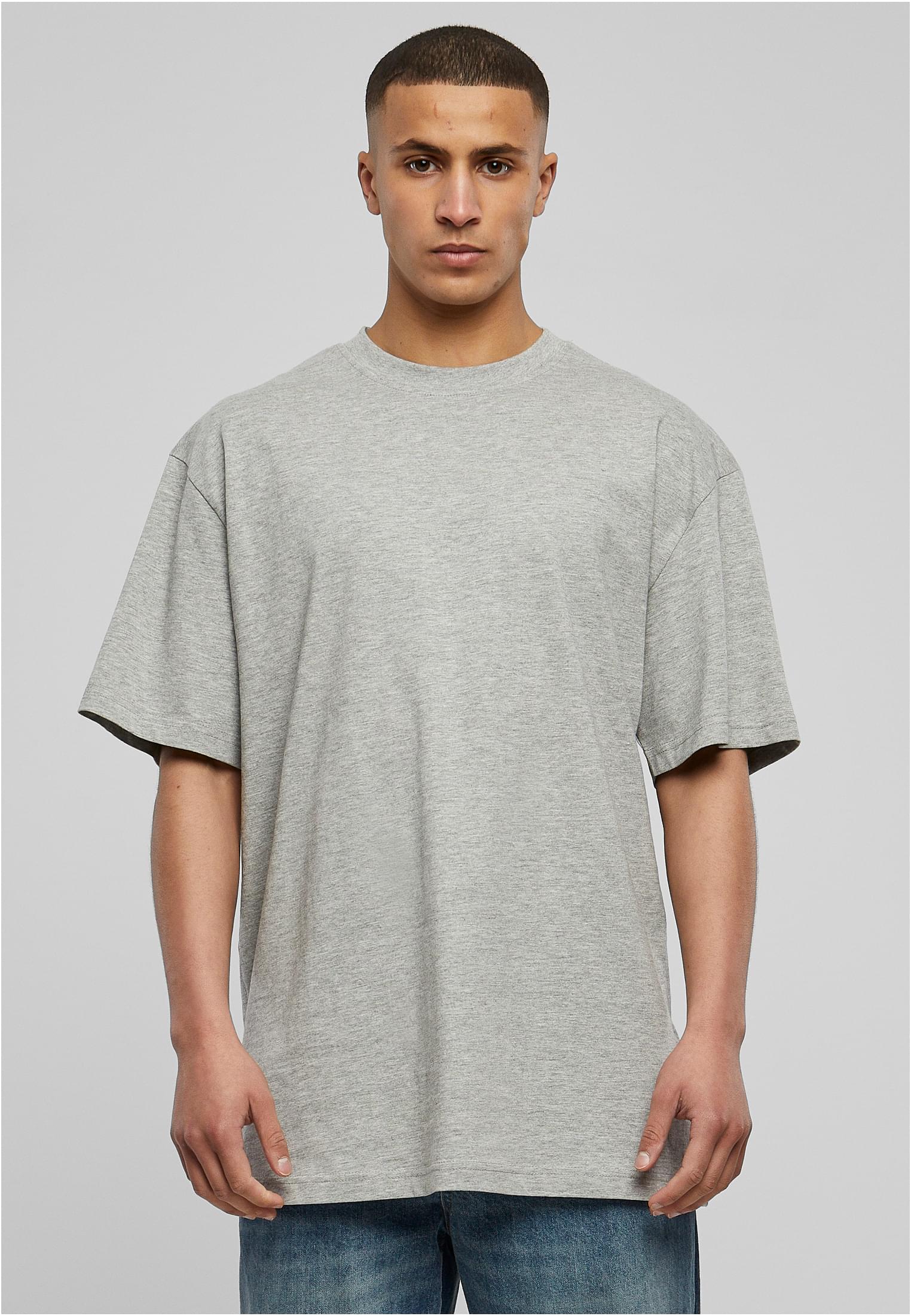 Manlig modell klädd i en gråmelerad Tall Tee från Urban Classics, sedd framifrån.