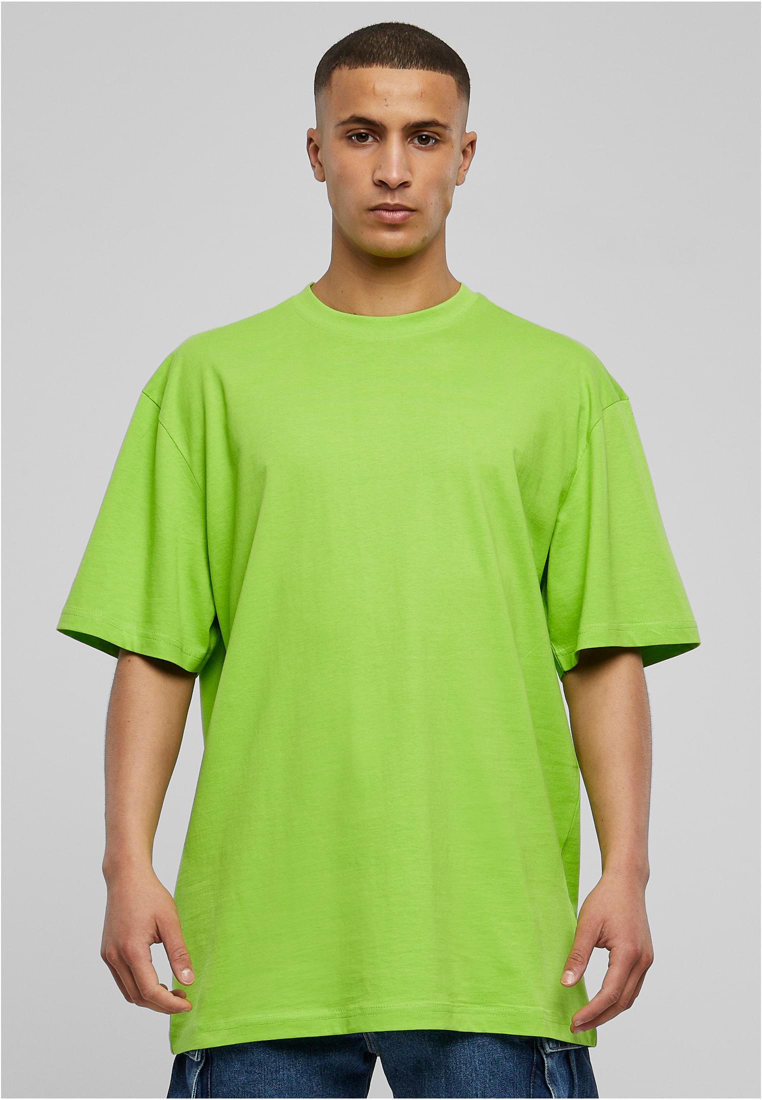 Framsida på en manlig modell som bär en ljusgrön, oversized Tall Tee.