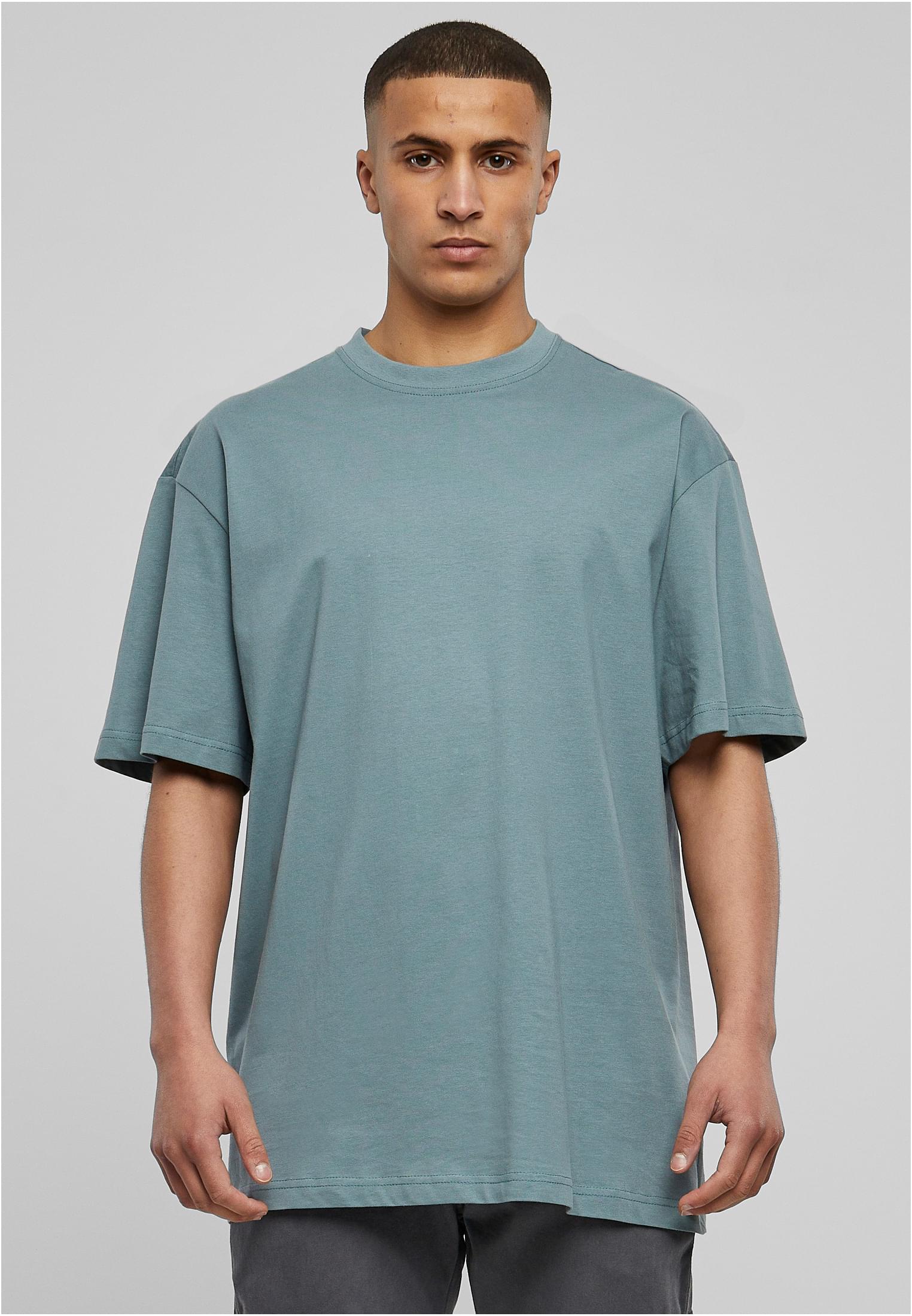 Framsida av en manlig modell som bär den mintgröna t-shirten Tall Tee.