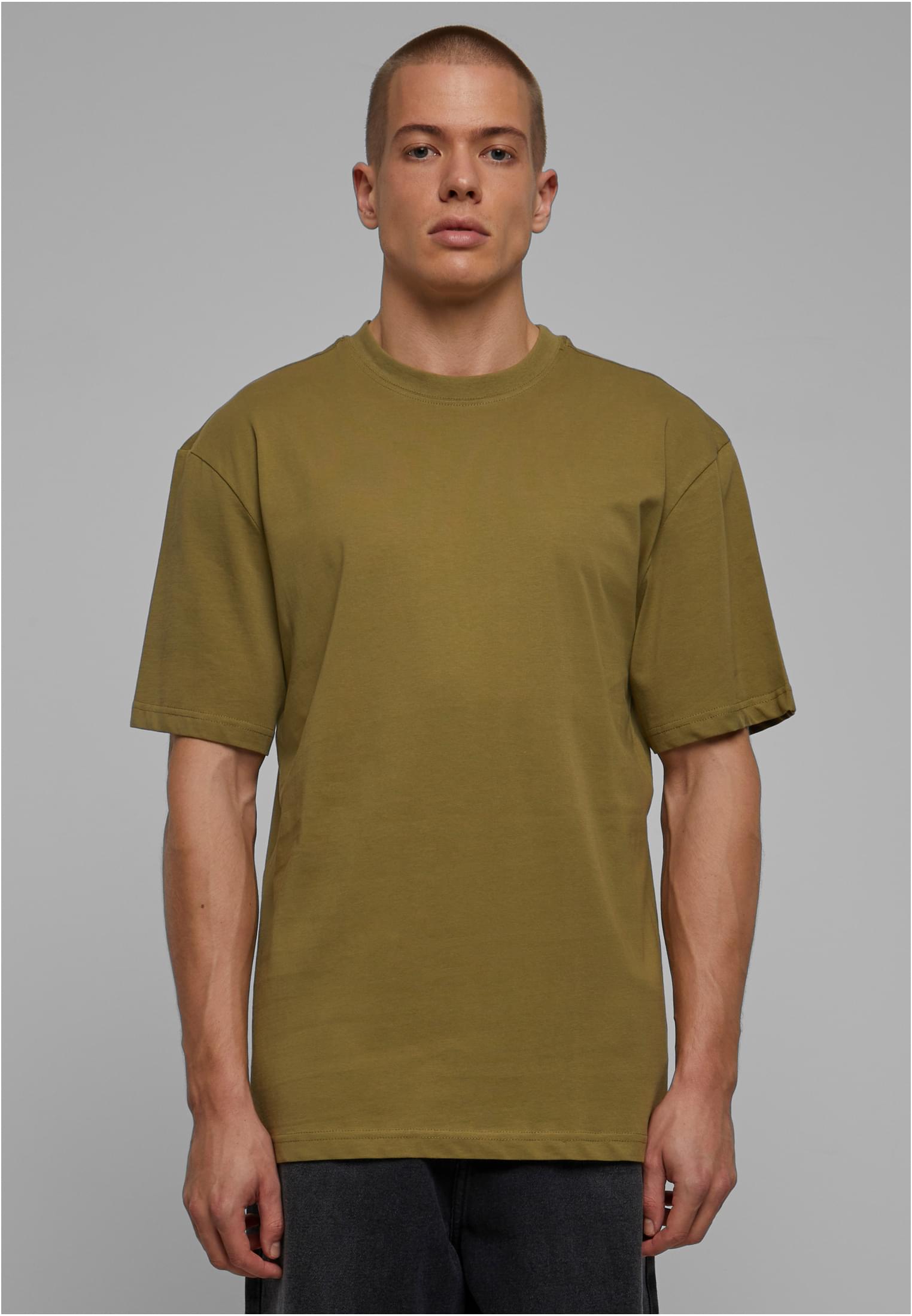 Frontalbild på en manlig modell som bär en olivgrön Tall Tee t-shirt från Urban Classics.
