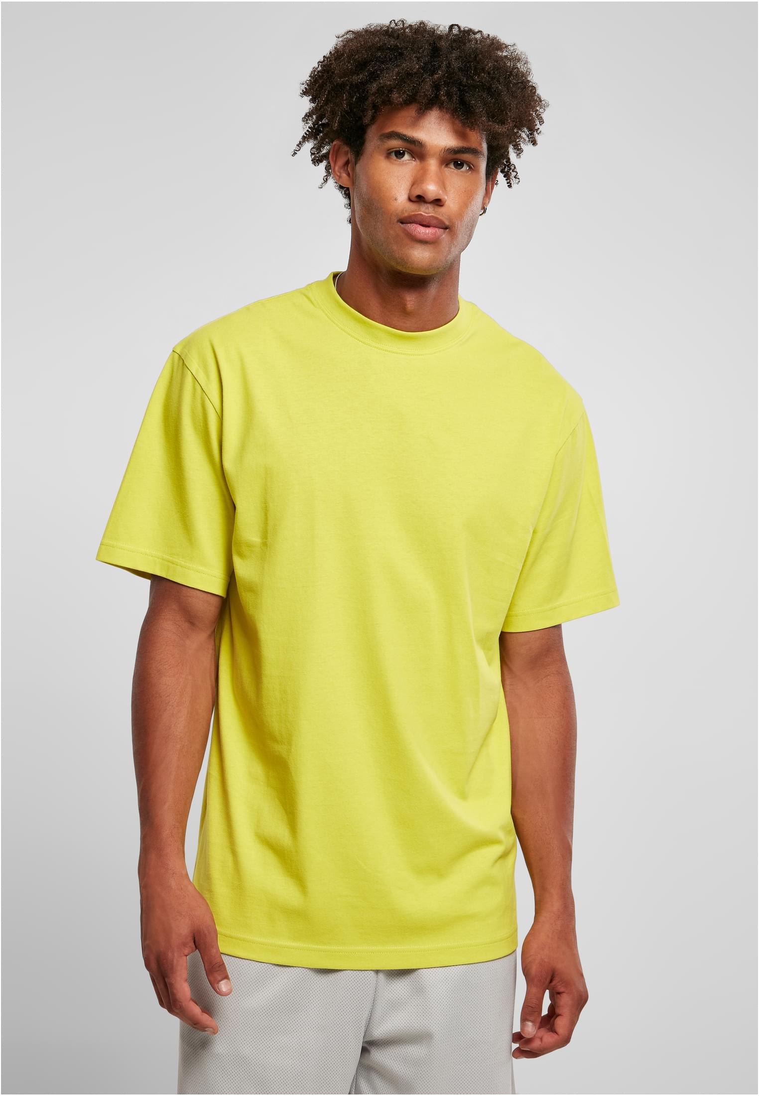 Framsida av en manlig modell som bär en limegrön UC Tall Tee.