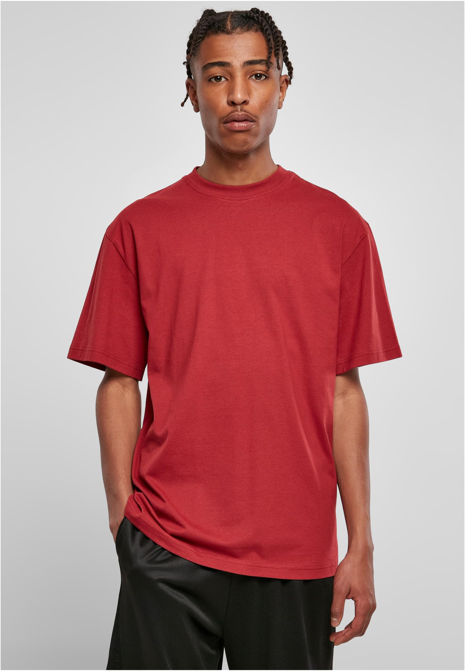Manlig modell som bär den röda Tall Tee-t-shirten från Urban Classics.