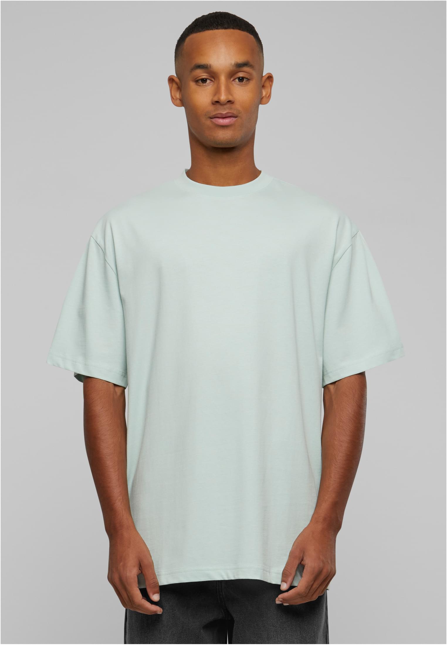 Manlig modell som bär en mintgrön Tall Tee från Urban Classics.