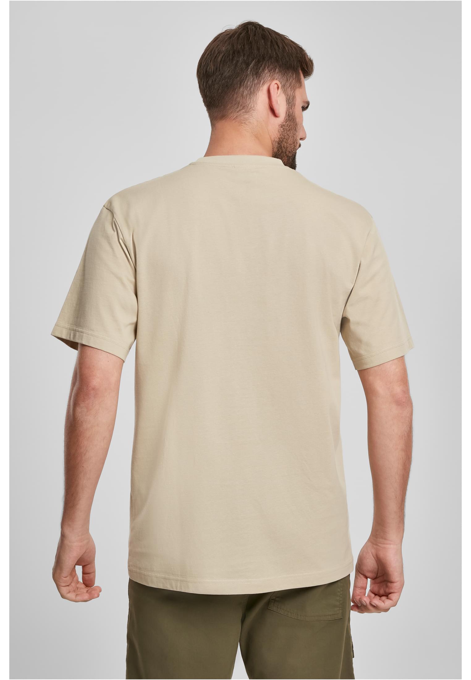 Baksidan av en man som bär en beige Tall Tee t-shirt.