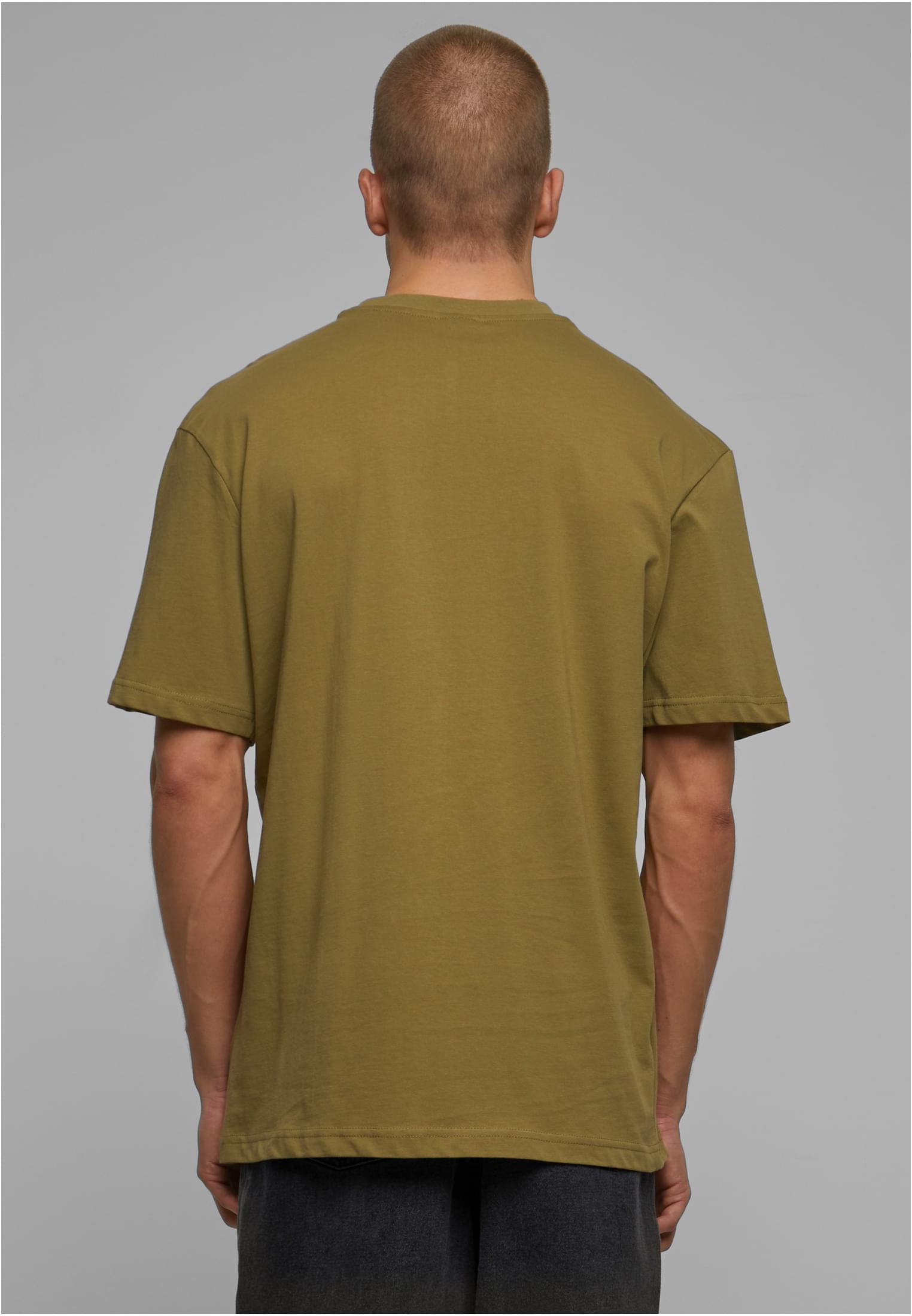 Baksidan av en man som bär en grön Tall Tee.