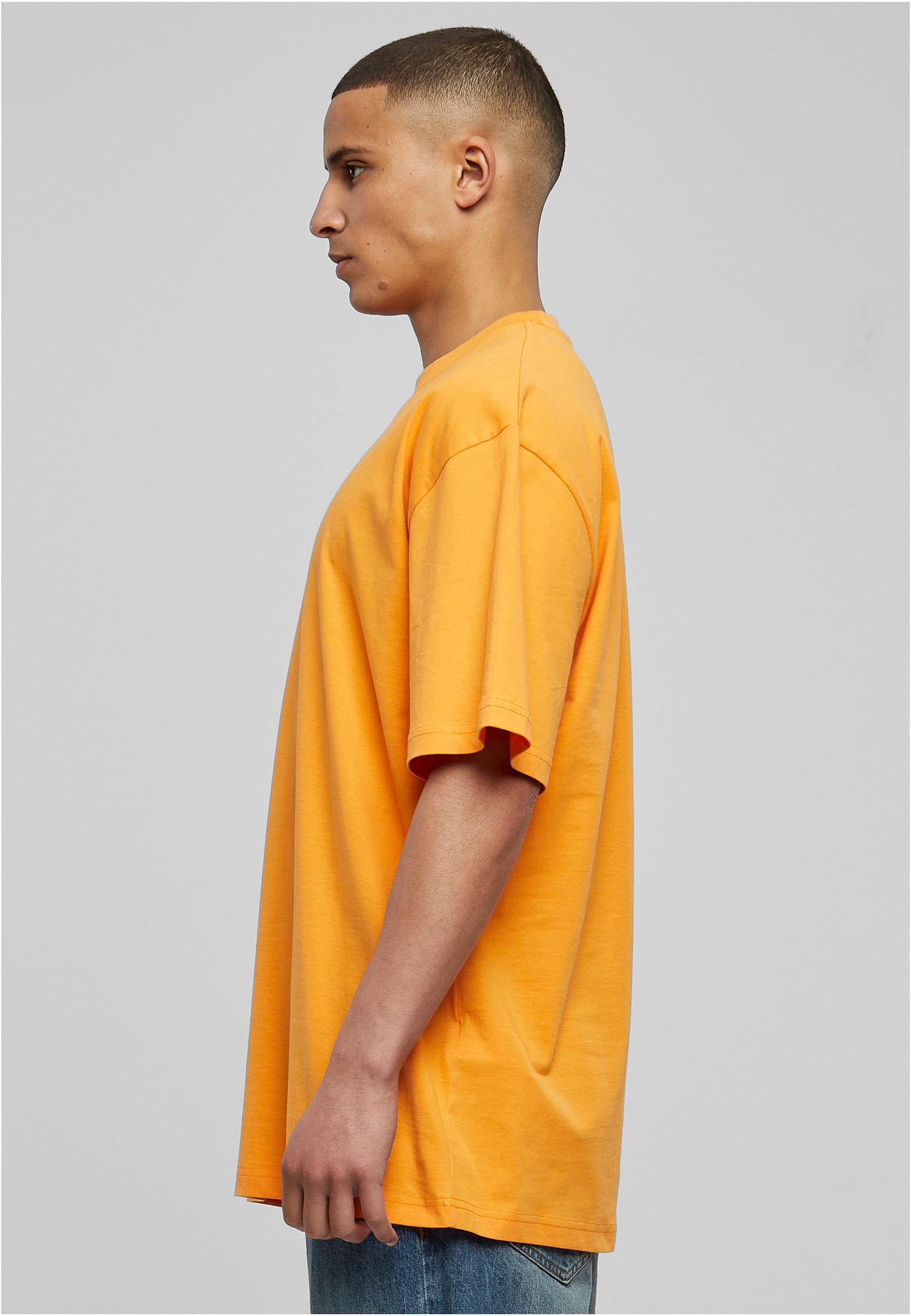 Sidovy av en man som bär en orange Tall Tee.