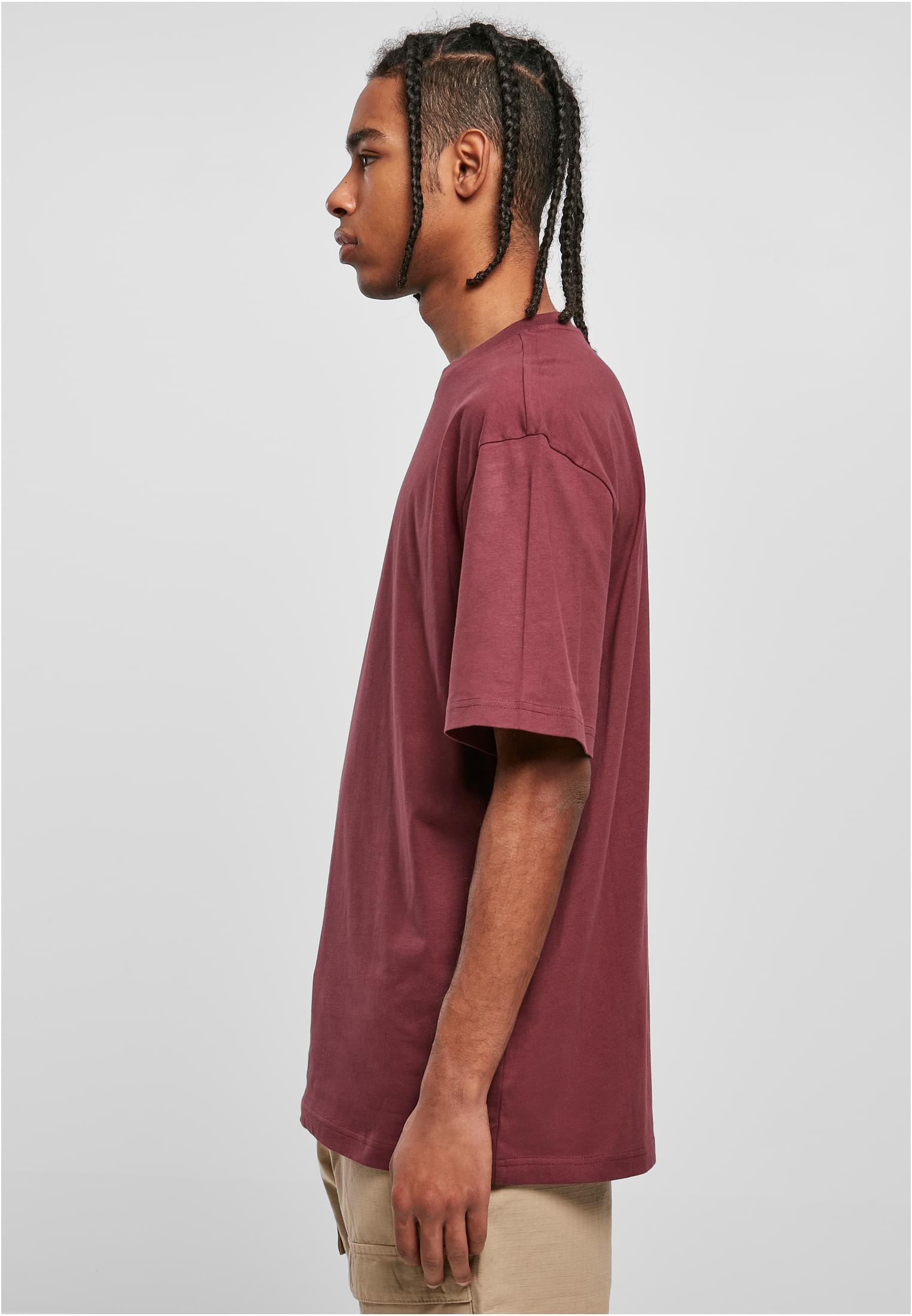 Sidovy av en man som bär en vinröd Tall Tee med extra lång passform.