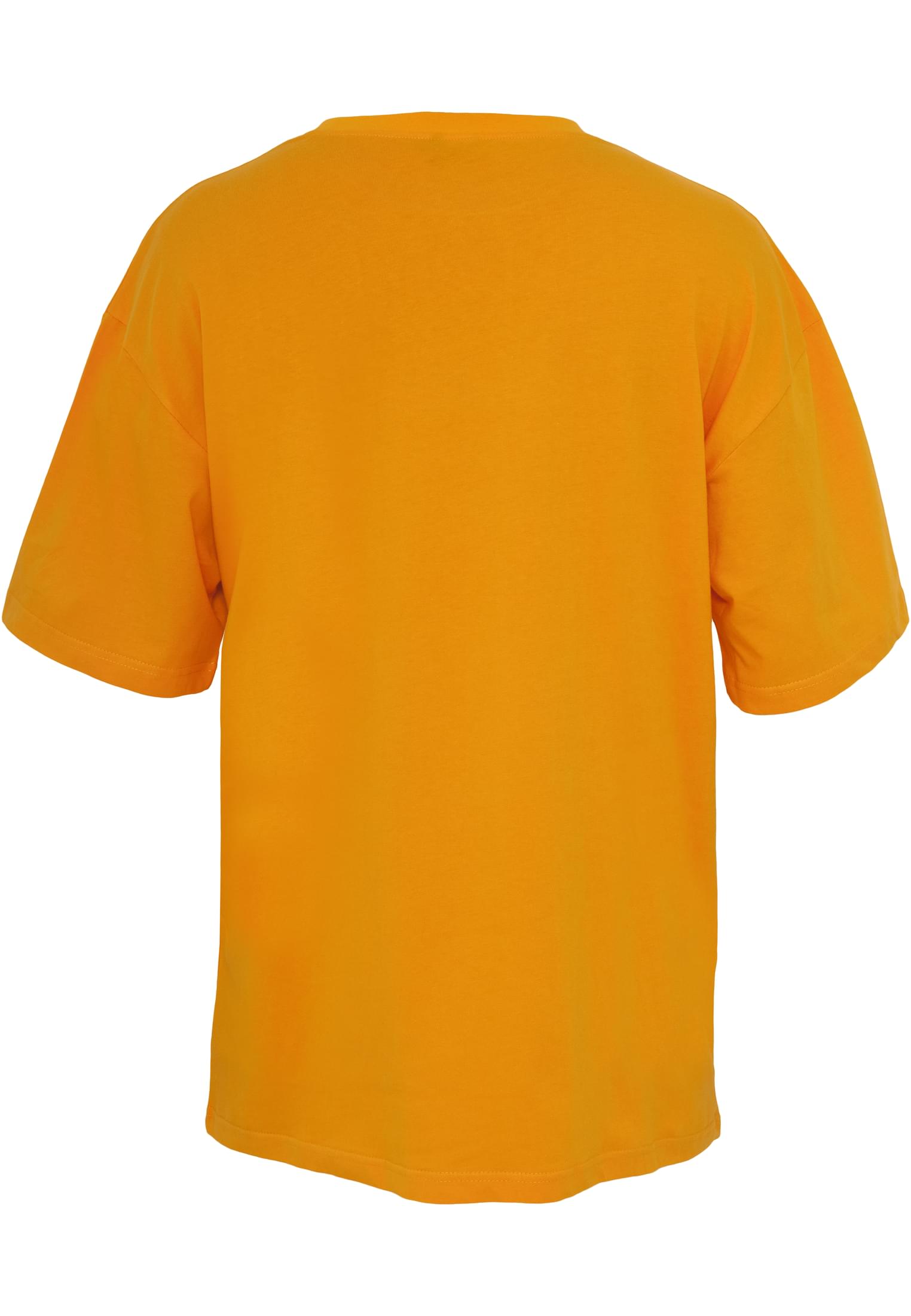 Baksidan av en orange t-shirt med korta ärmar mot en vit bakgrund.