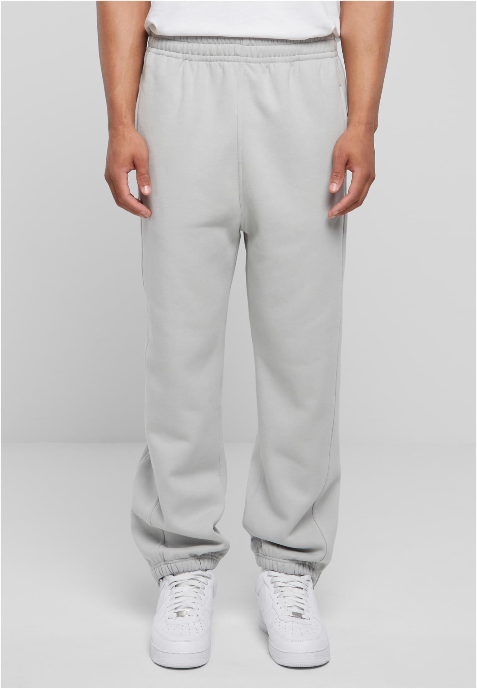 Framsida av ett par grå UC Sweatpants på en manlig modell.