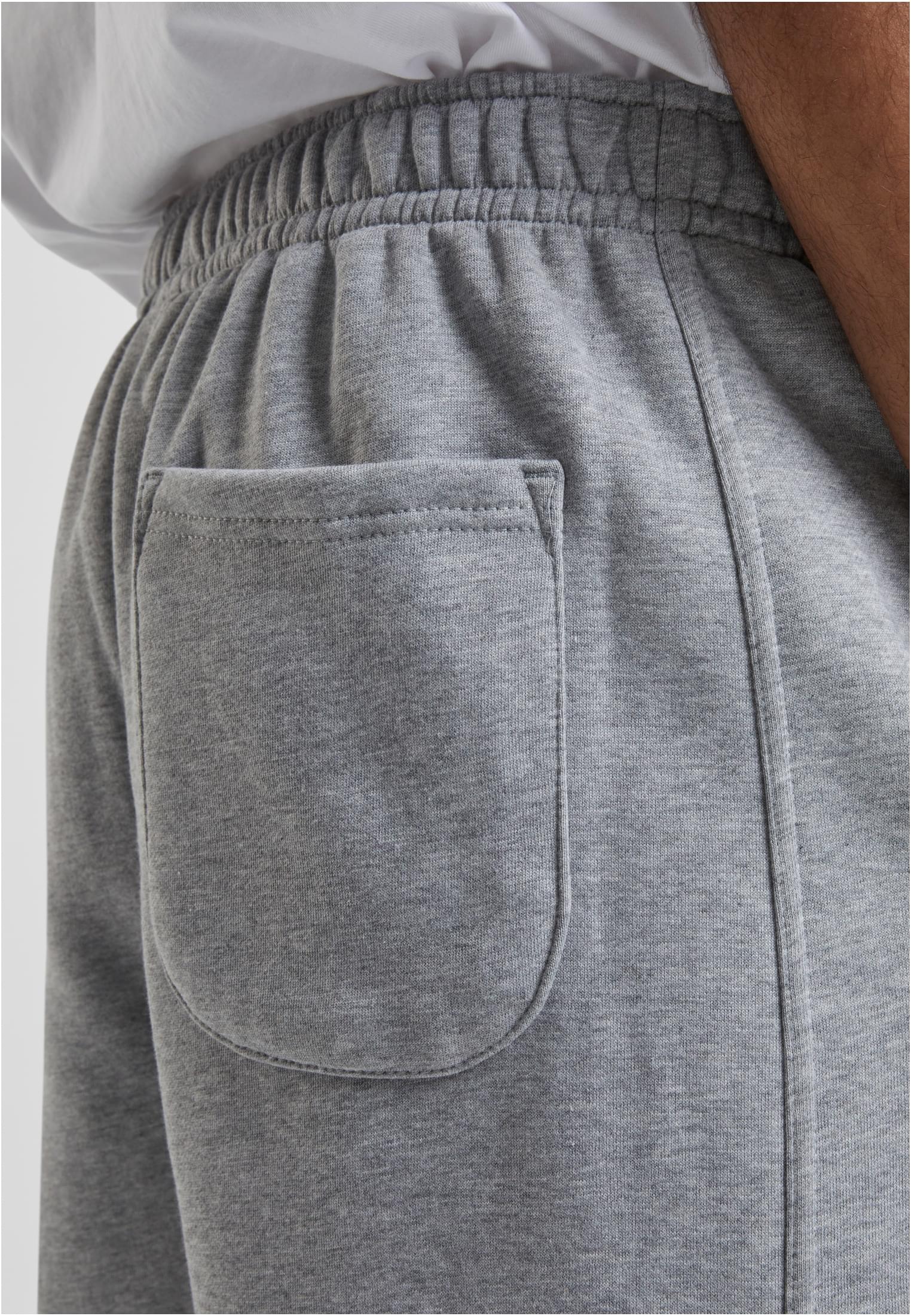 Närbild på bakfickan och den elastiska midjan på ett par grå mjukisbyxor.