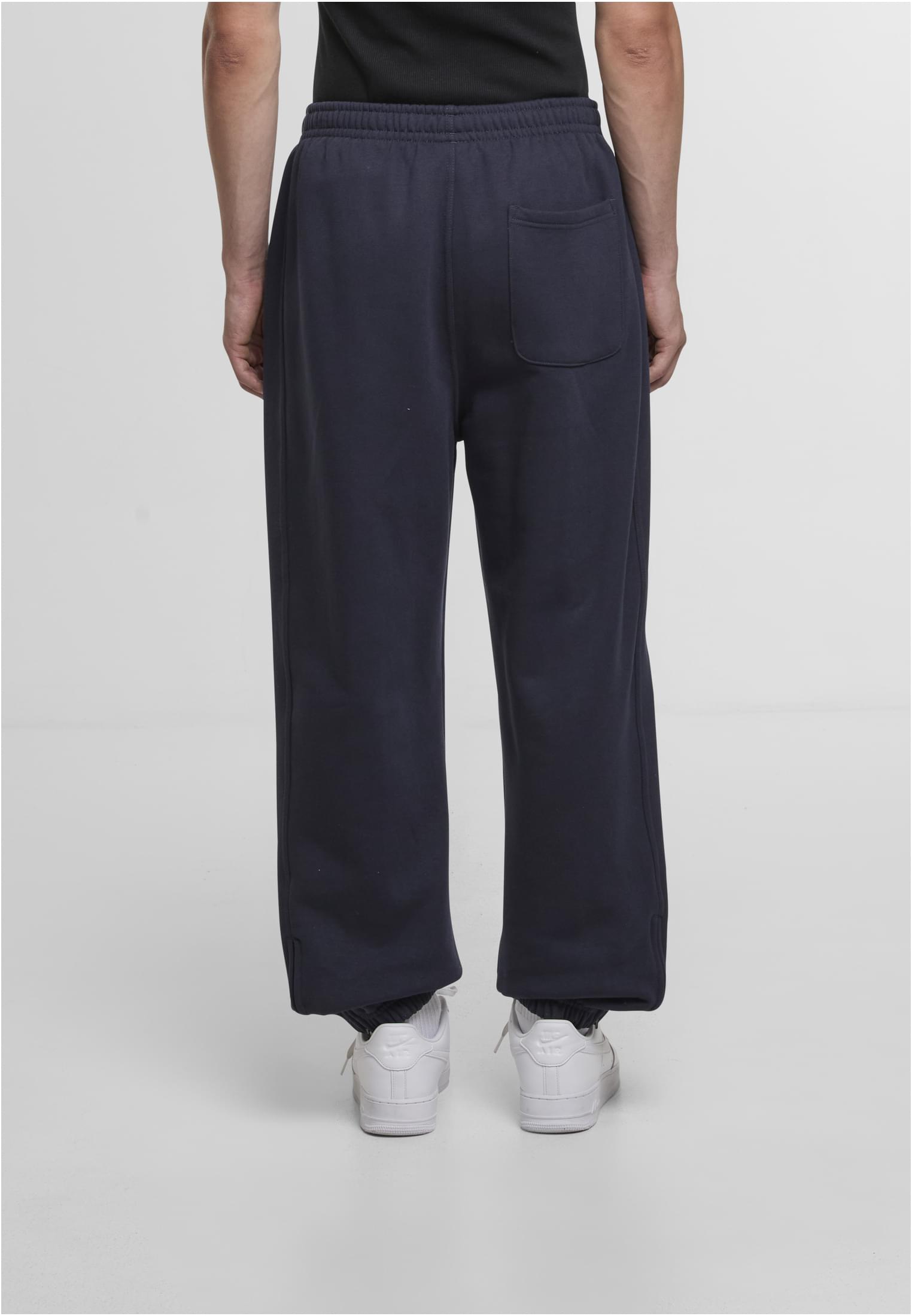 Man sedd bakifrån som bär mörkblå sweatpants från UC Men.