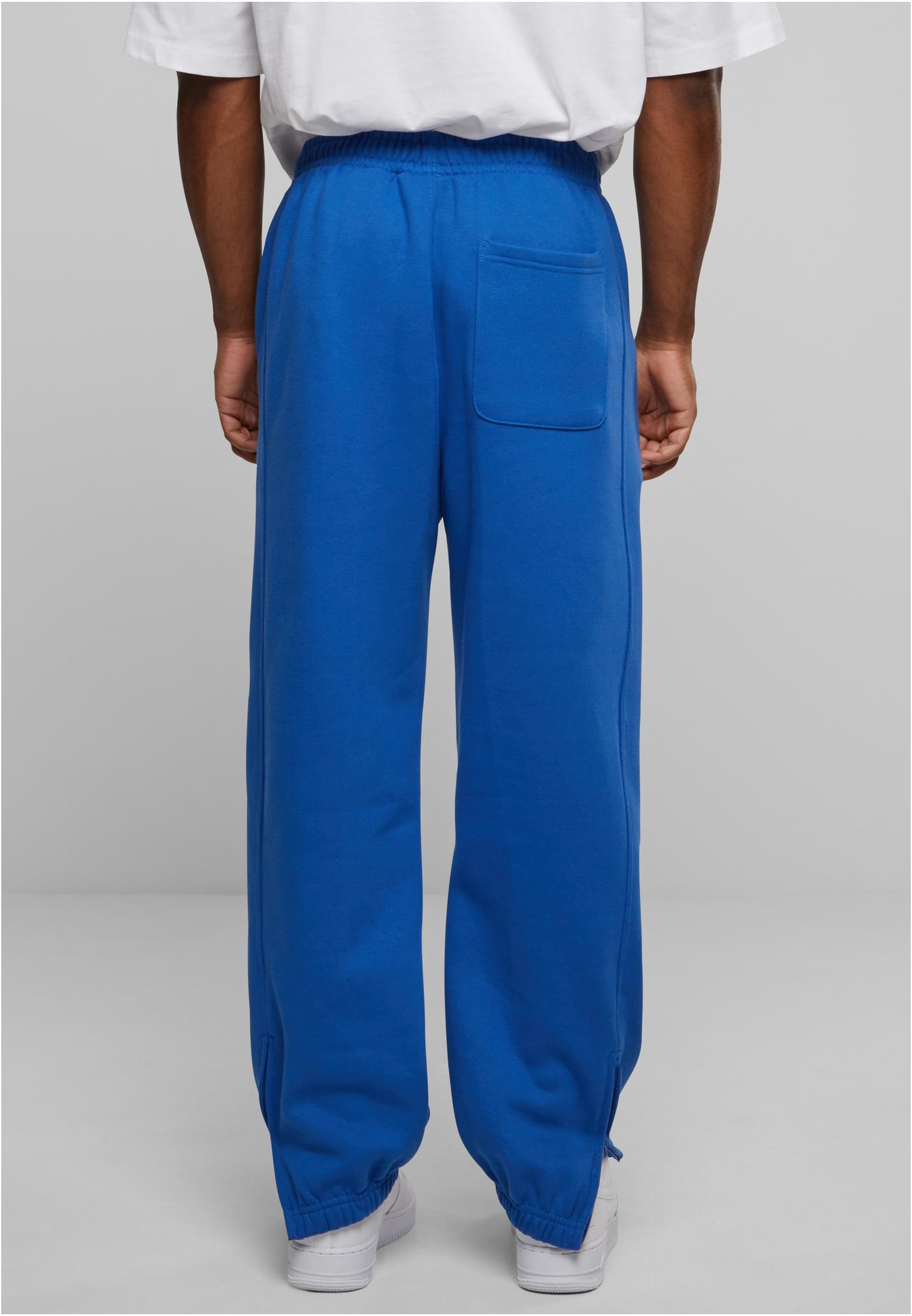 En man sedd bakifrån som bär blåa UC Sweatpants med en bakficka.