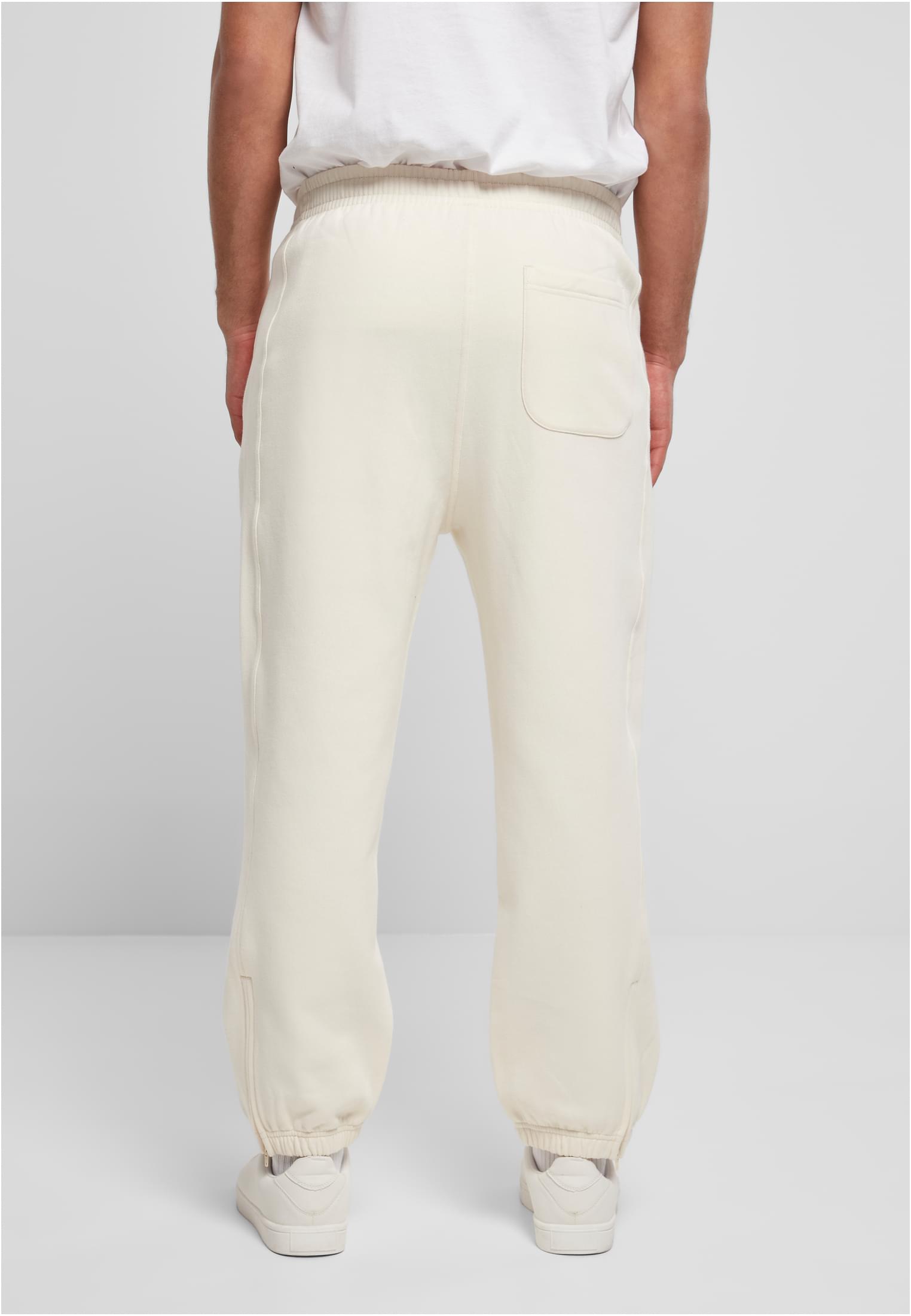 Baksidan på en man som bär ett par benvita UC Sweatpants.