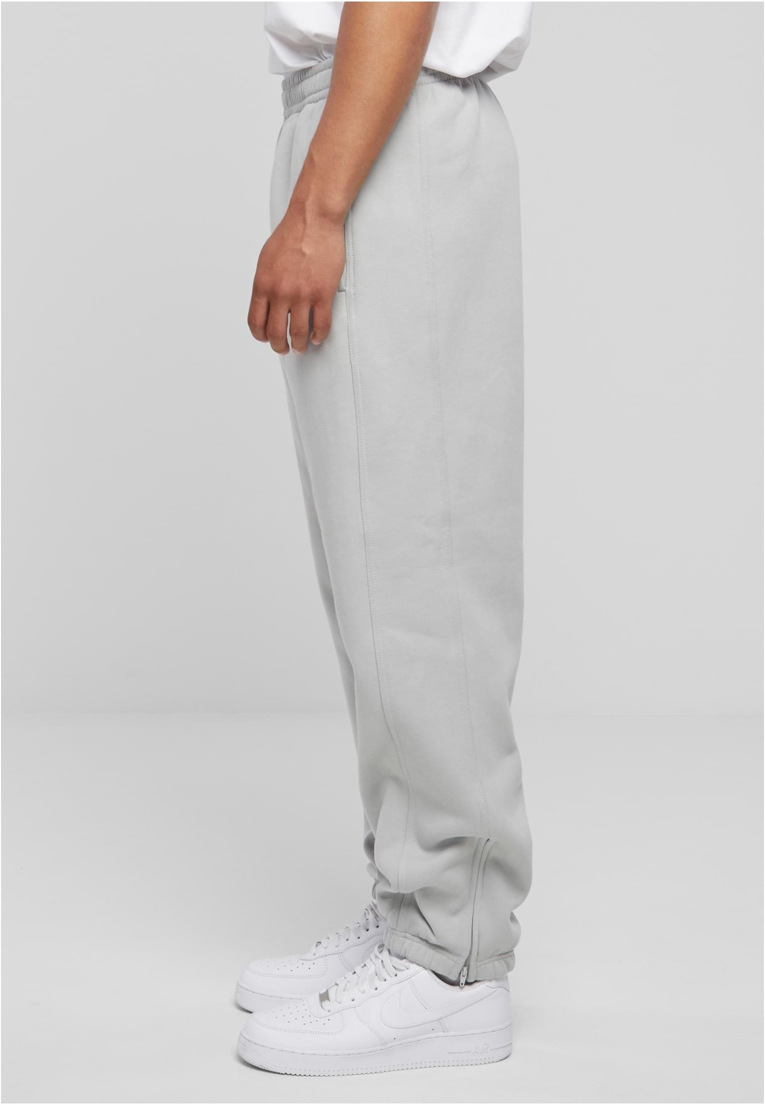 Sidovy av en man som bär ljusgrå UC Sweatpants.