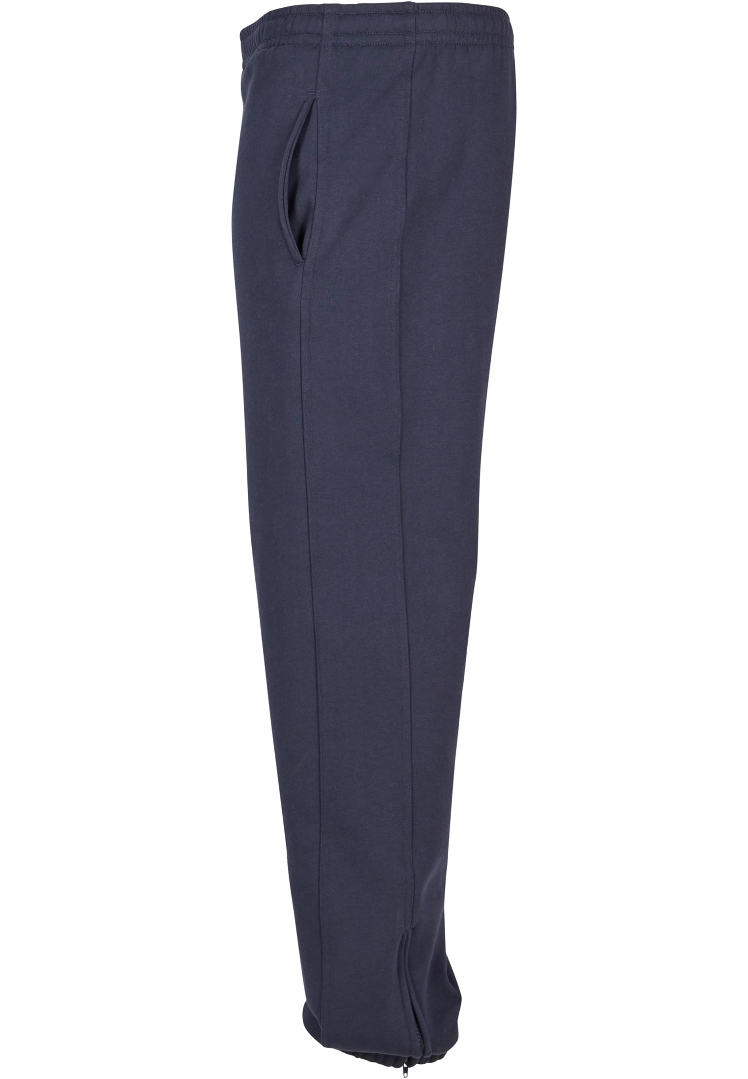 Sidovy av ett par mörkblå mjukisbyxor med en ficka och dragkedja vid benslutet.