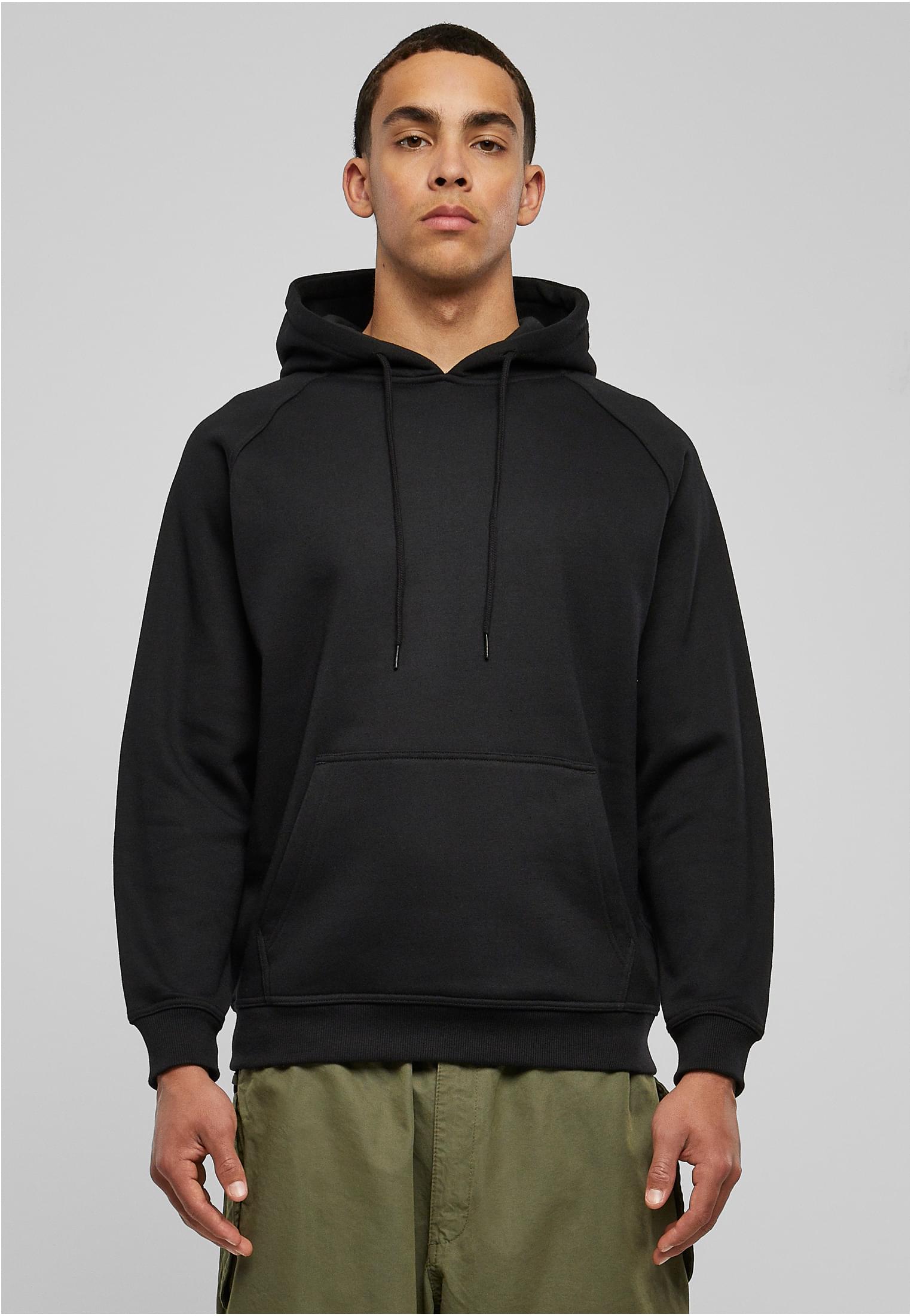 Framsida av Blank Hoody från Urban Classics på en manlig modell.