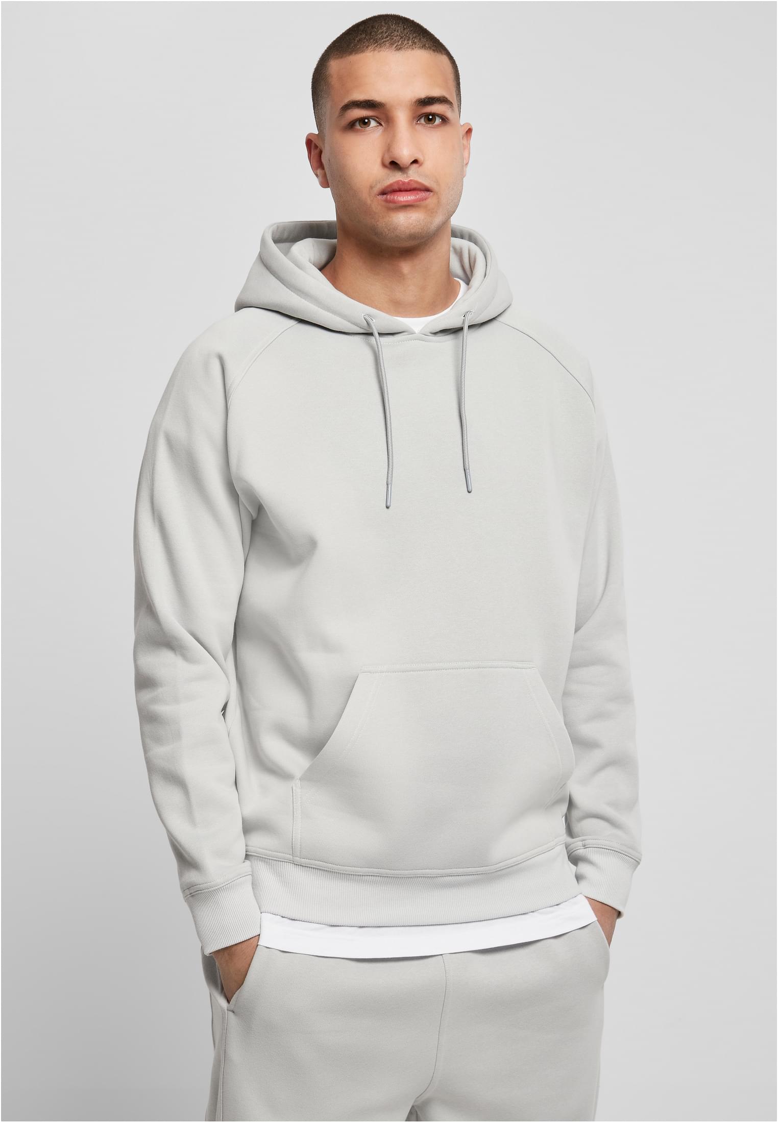 Manlig modell visar framsidan av den ljusgröna huvtröjan UC Blank Hoody.