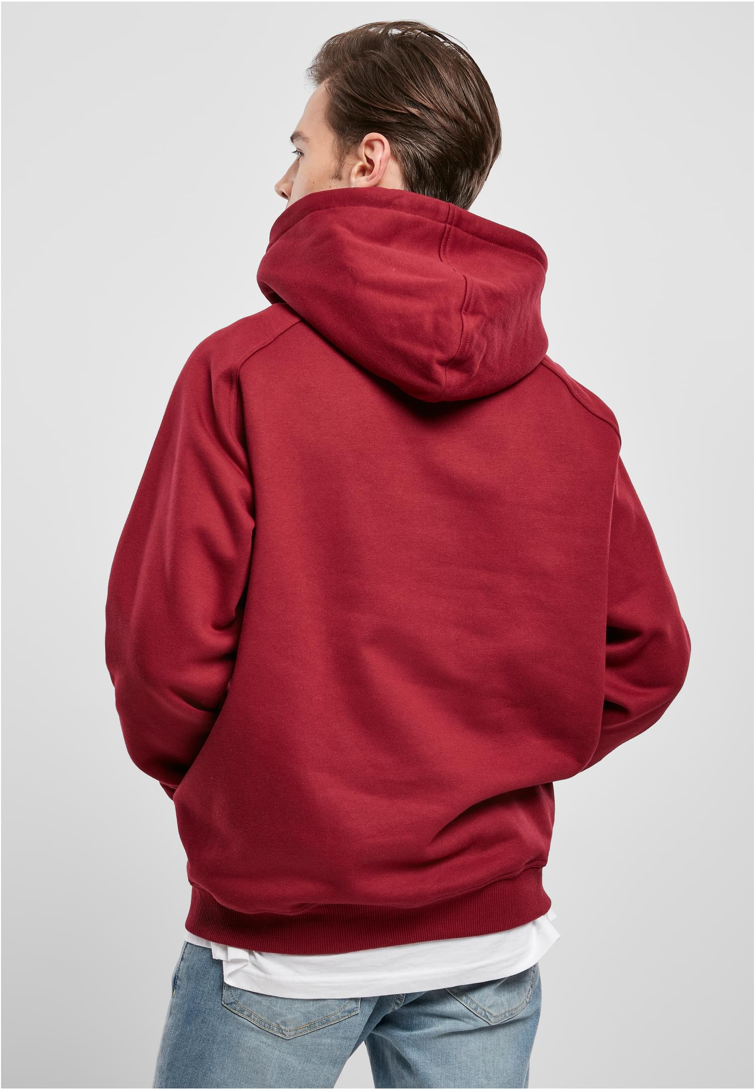 Man i en vinröd Blank Hoody luvtröja, sedd bakifrån.