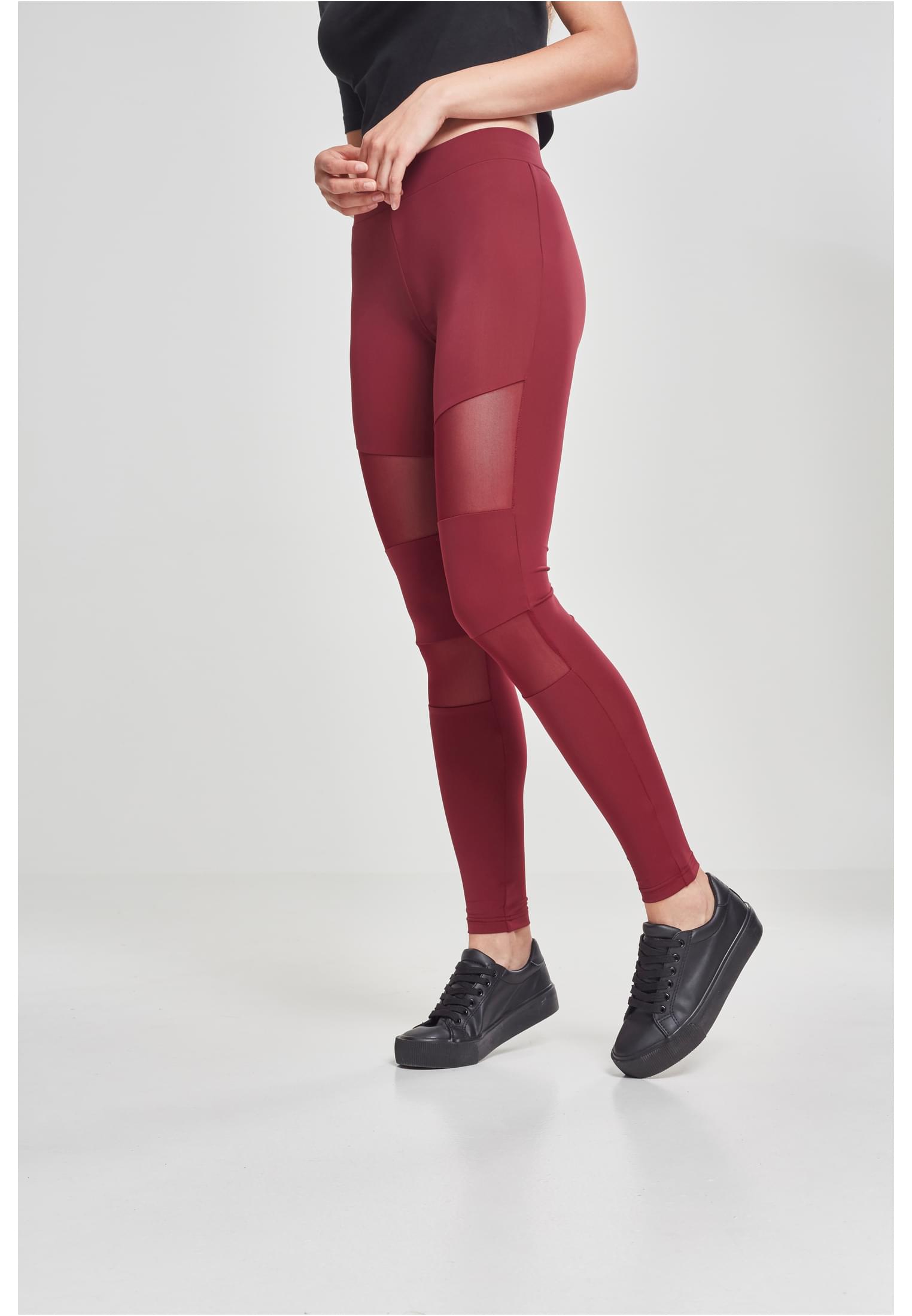 Sidovy av en kvinna som bär Ladies Tech Mesh Leggings med transparenta meshpaneler på låren.