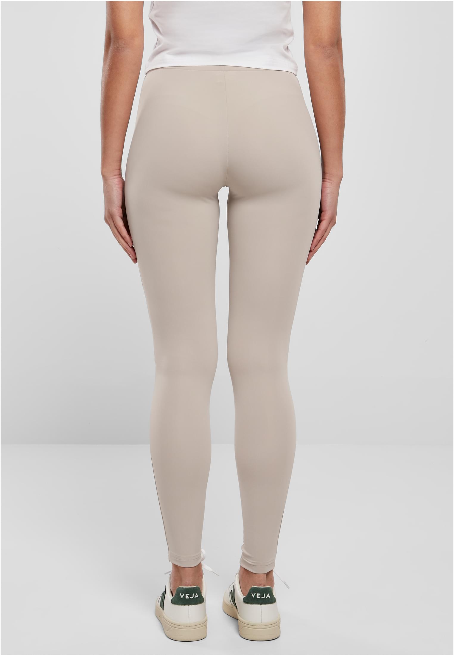 Bakifrån av en kvinna som bär varmgråa Ladies Tech Mesh Leggings.