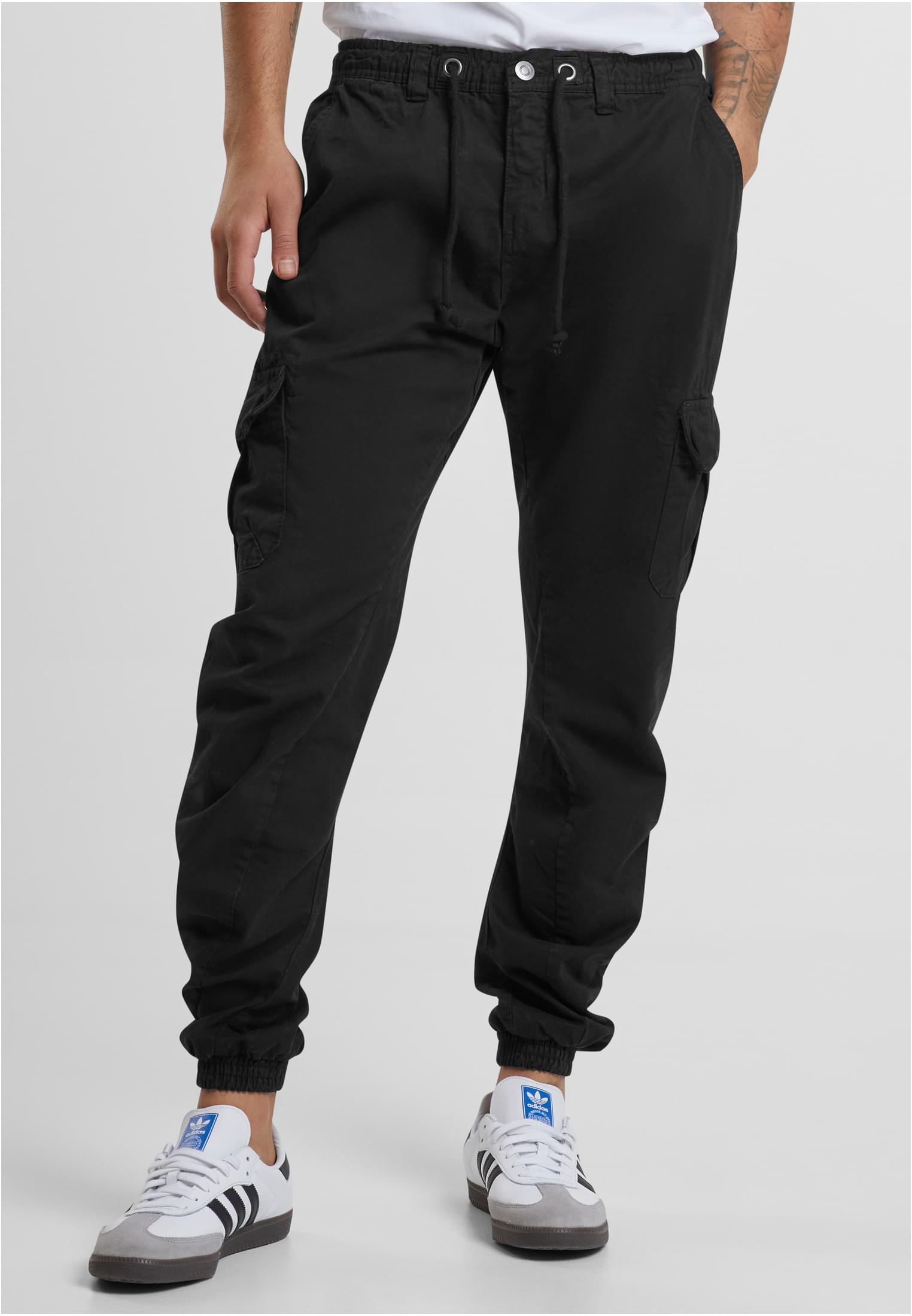 En man som bär svarta Cargo Jogging Pants och vita sneakers.