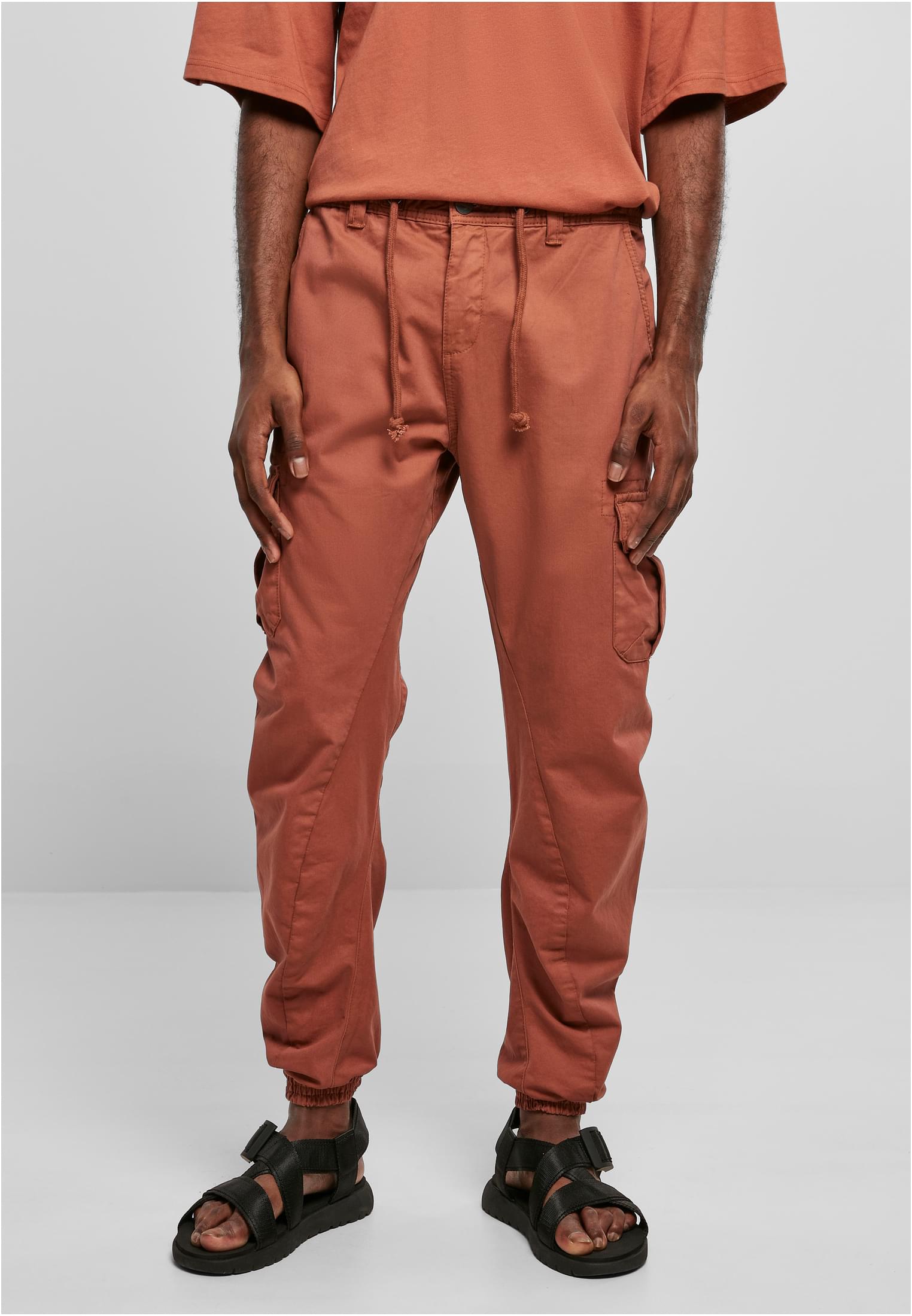 Framsida av en man som bär terrakottafärgade Cargo Jogging Pants.