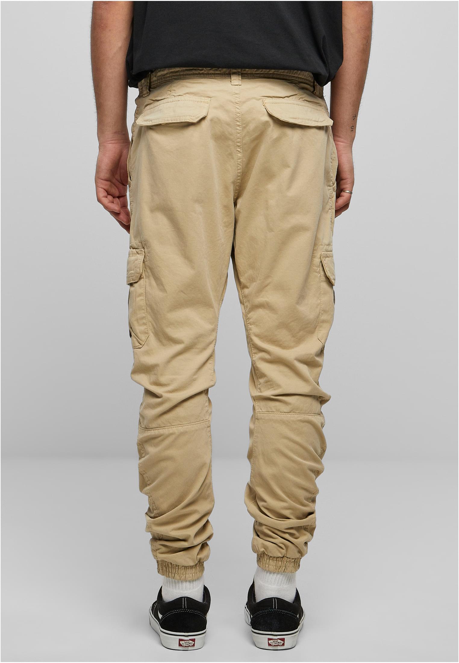 Bakifrån på en modell som bär terrakottafärgade Cargo Jogging Pants.