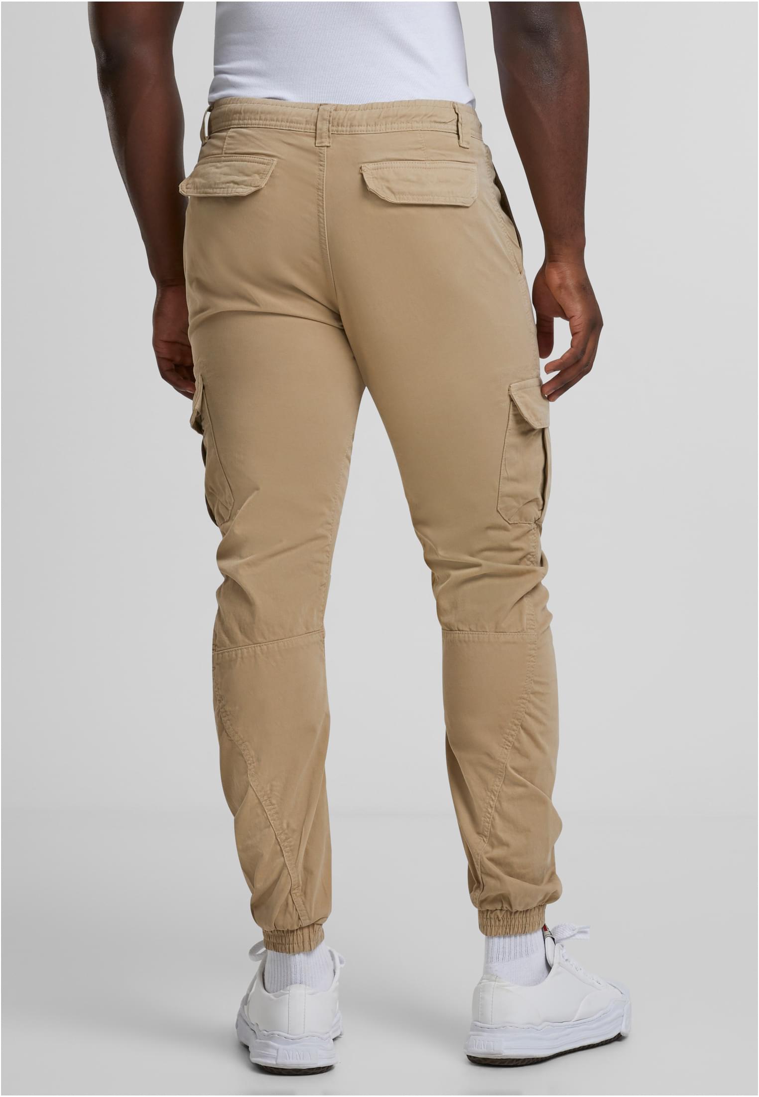 Baksidan av en manlig modell som bär terrakottafärgade Cargo Jogging Pants.