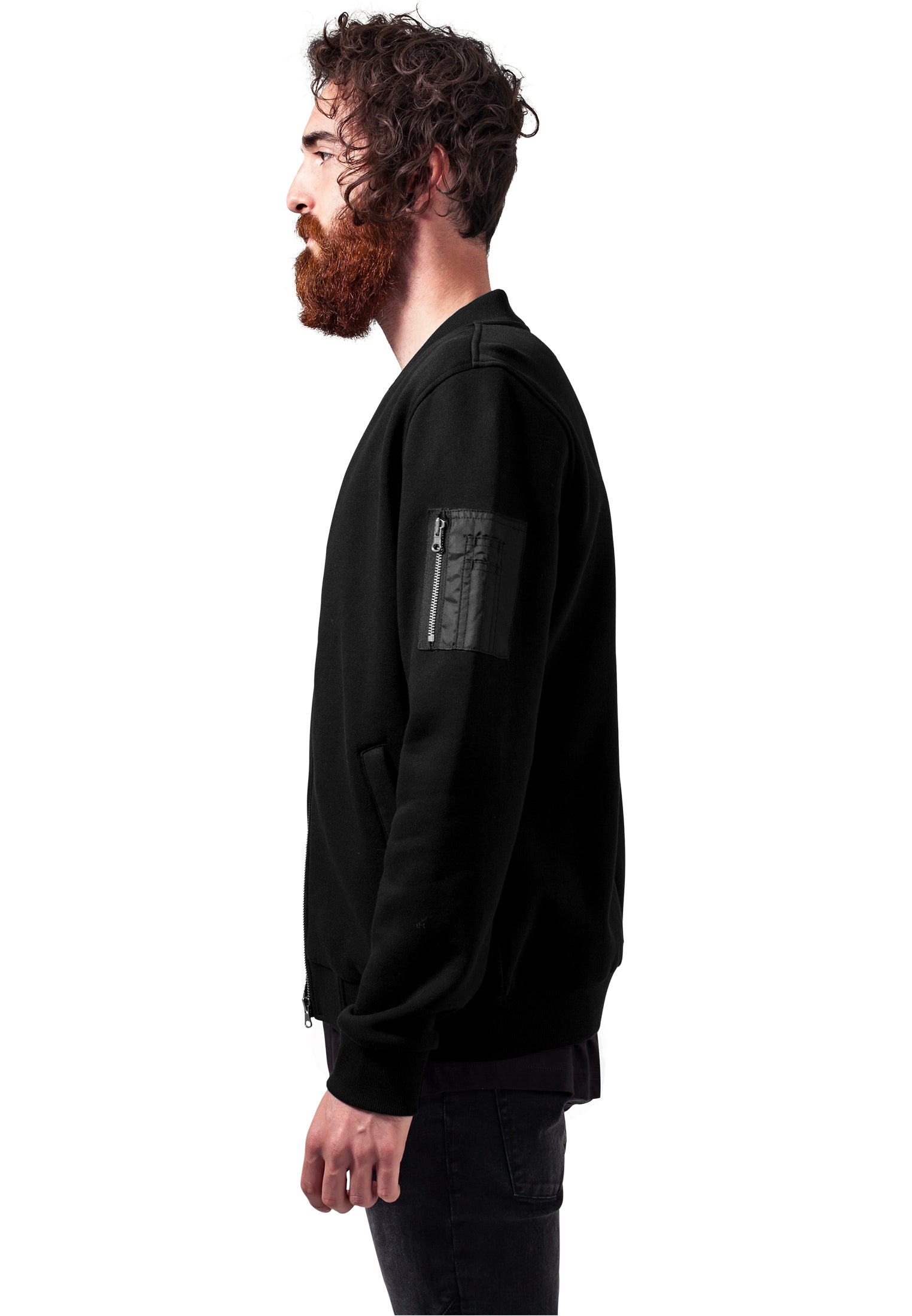 Sidoprofil av en man som bär en svart UC Sweat Bomber Jacket.
