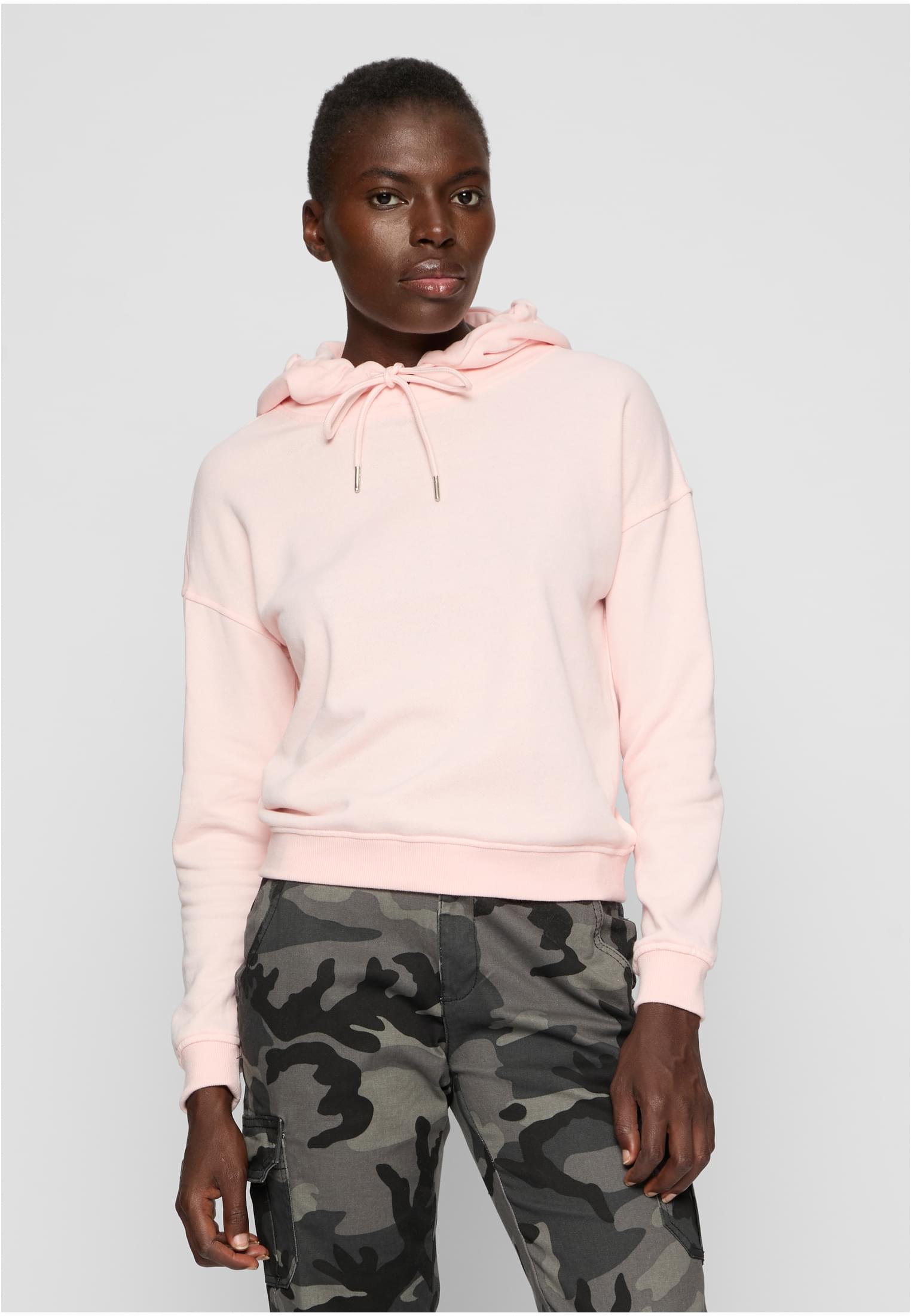 Modell som visar framsidan av en ljusrosa Ladies Hoody från UC Ladies.