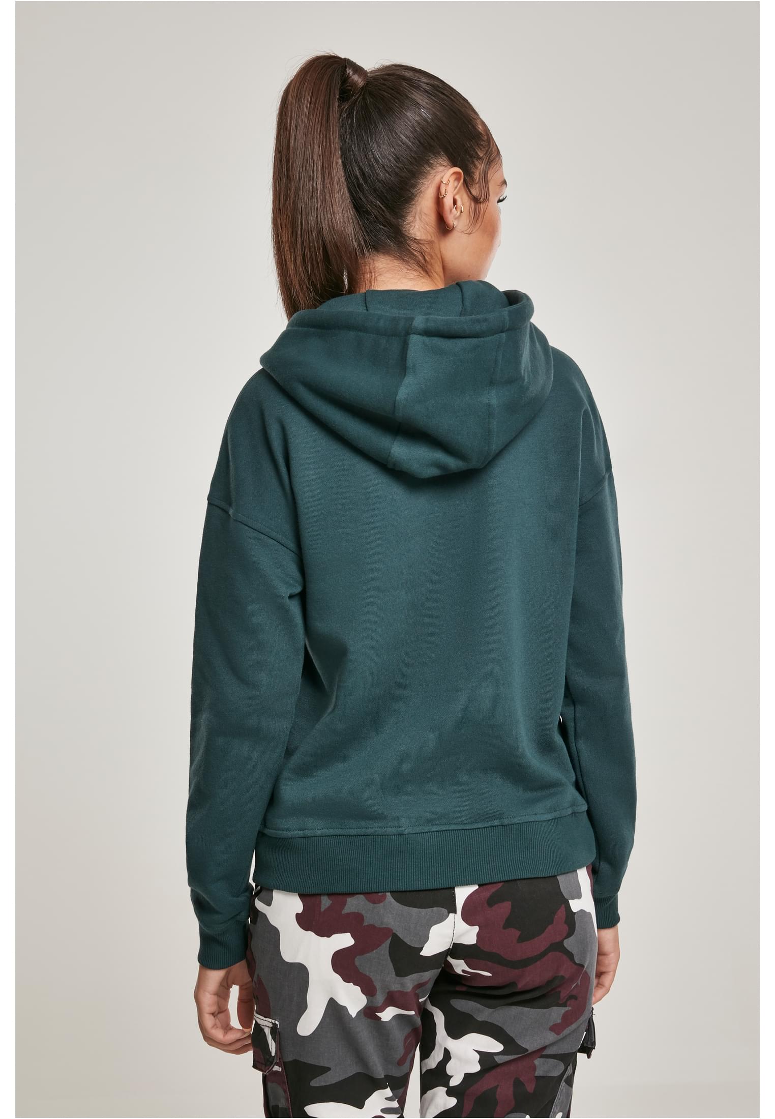 Baksidan av en kvinna som bär en sjögräsgrön Ladies Hoody från Urban Classics.