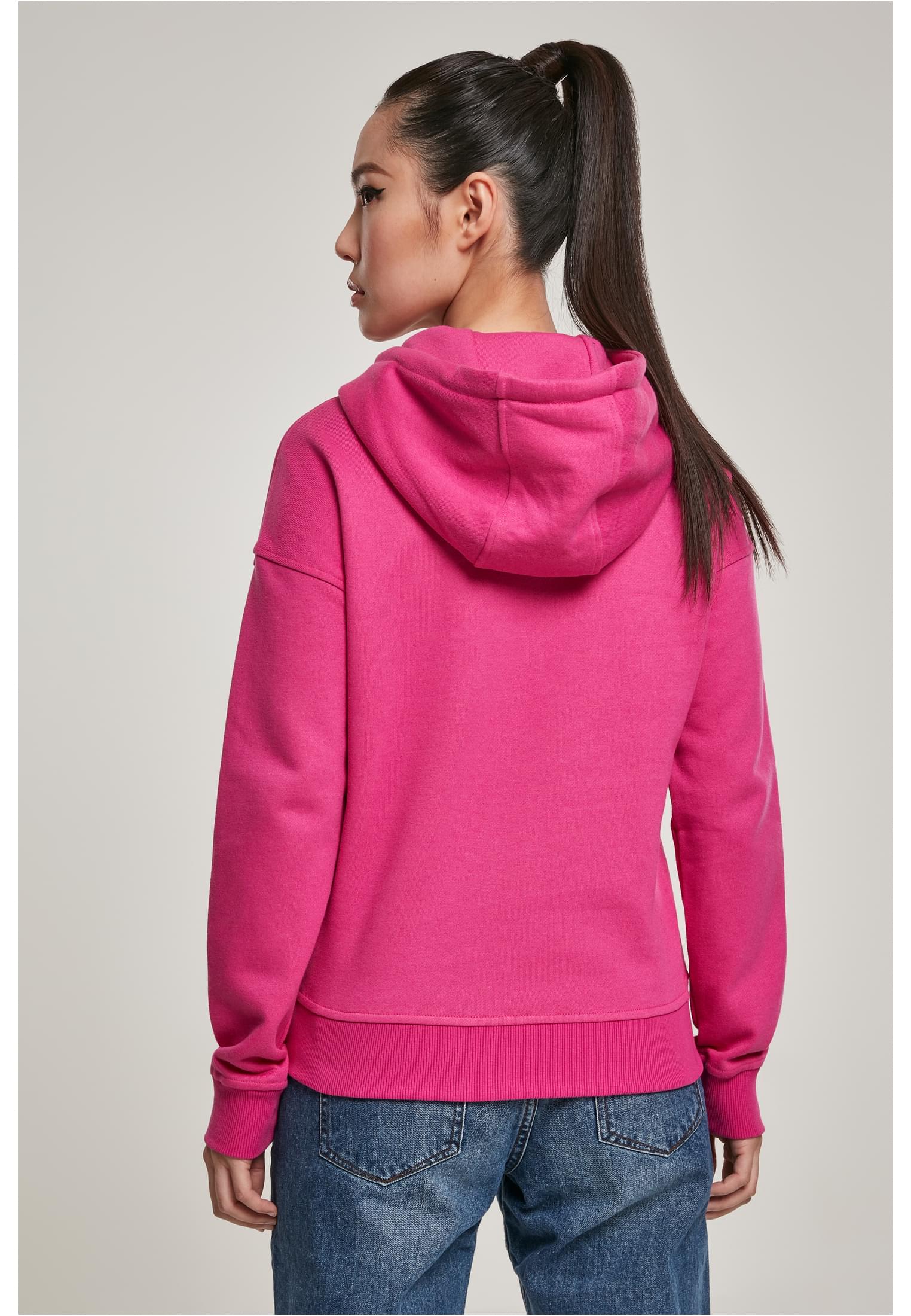 Kvinna sedd bakifrån i en rosa Ladies Hoody från Urban Classics.